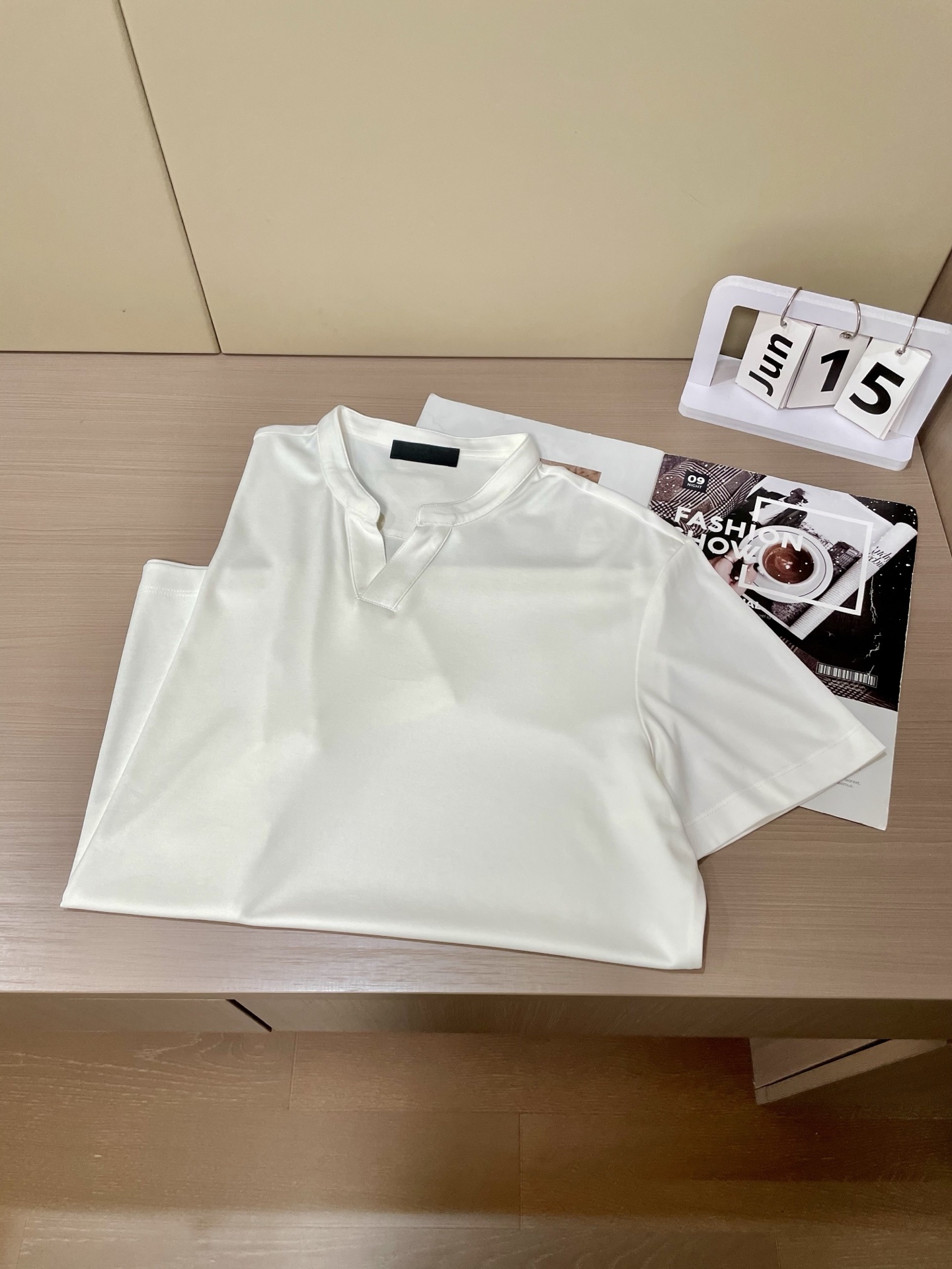 尺码m-xxxl
Prada 黑白双煞!把「隐形贵气」焊在身上的神级T恤
谁懂啊!这两件黑白T