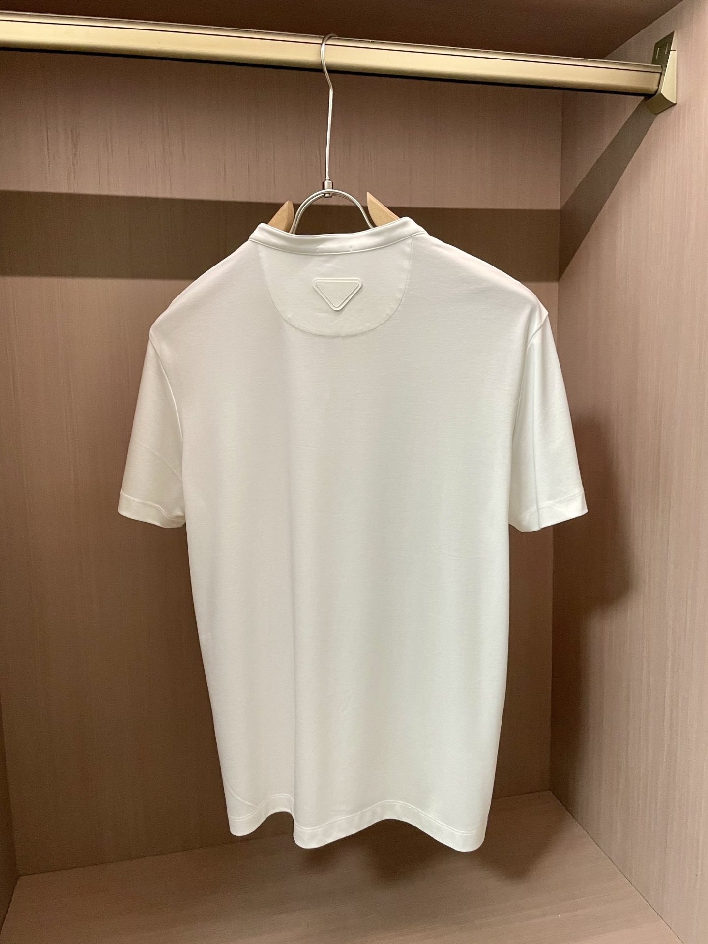 尺码m-xxxl
Prada 黑白双煞!把「隐形贵气」焊在身上的神级T恤
谁懂啊!这两件黑白T