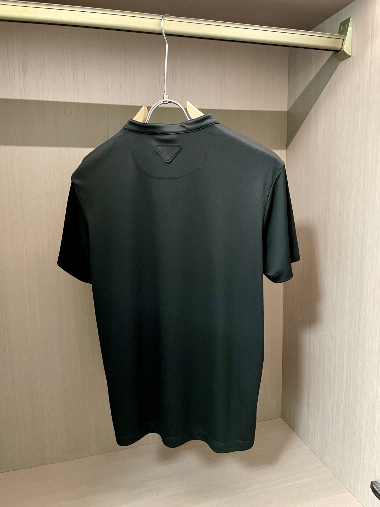 尺码m-xxxl
Prada 黑白双煞!把「隐形贵气」焊在身上的神级T恤
谁懂啊!这两件黑白T
