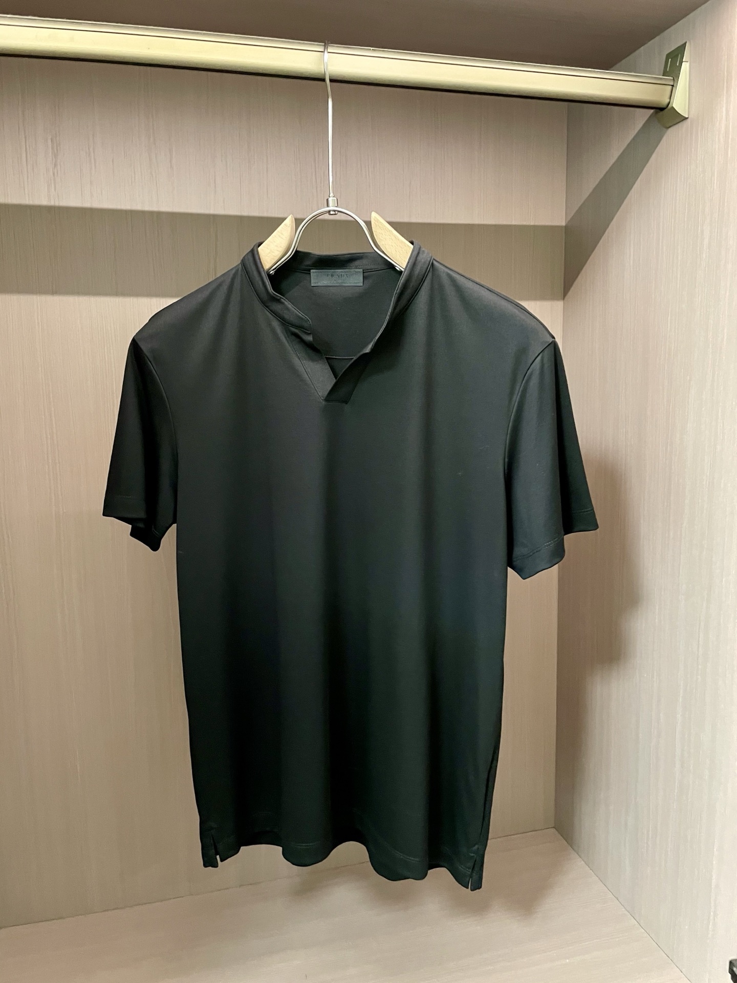 尺码m-xxxl
Prada 黑白双煞!把「隐形贵气」焊在身上的神级T恤
谁懂啊!这两件黑白T