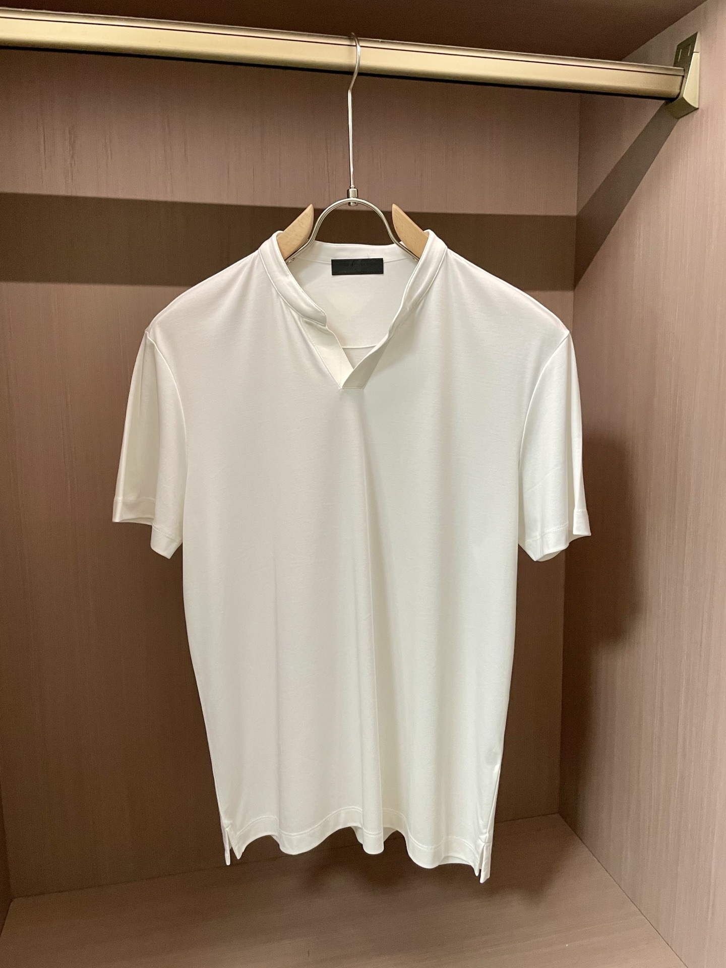 尺码m-xxxl
Prada 黑白双煞!把「隐形贵气」焊在身上的神级T恤
谁懂啊!这两件黑白T