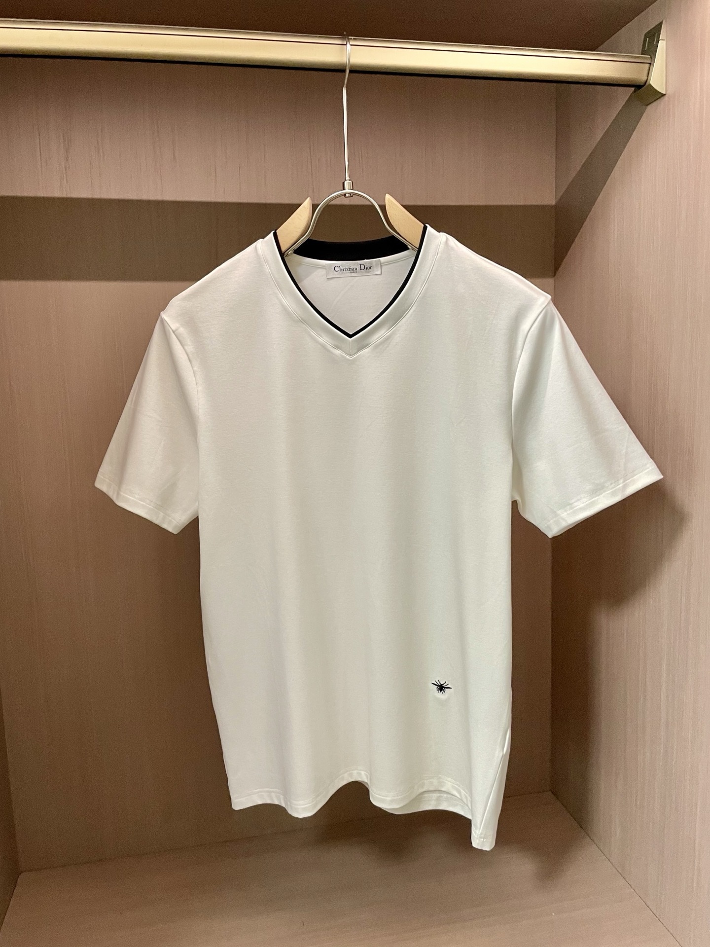尺码m-xxxl
被问爆的「暗藏玄机」V领T恤!Dior风精致感杀疯了
谁懂啊!这件V领T恤乍看