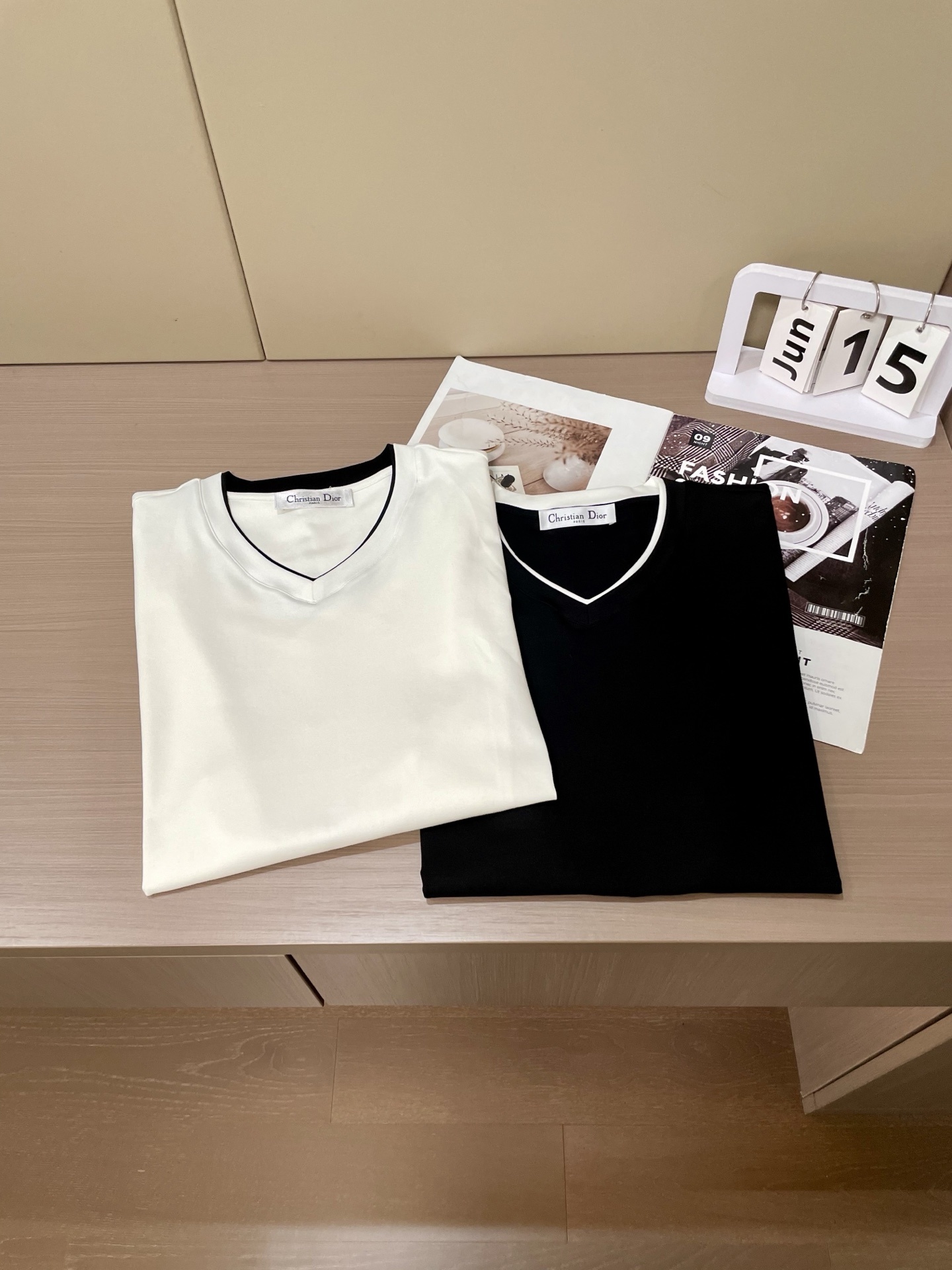 尺码m-xxxl
被问爆的「暗藏玄机」V领T恤!Dior风精致感杀疯了
谁懂啊!这件V领T恤乍看