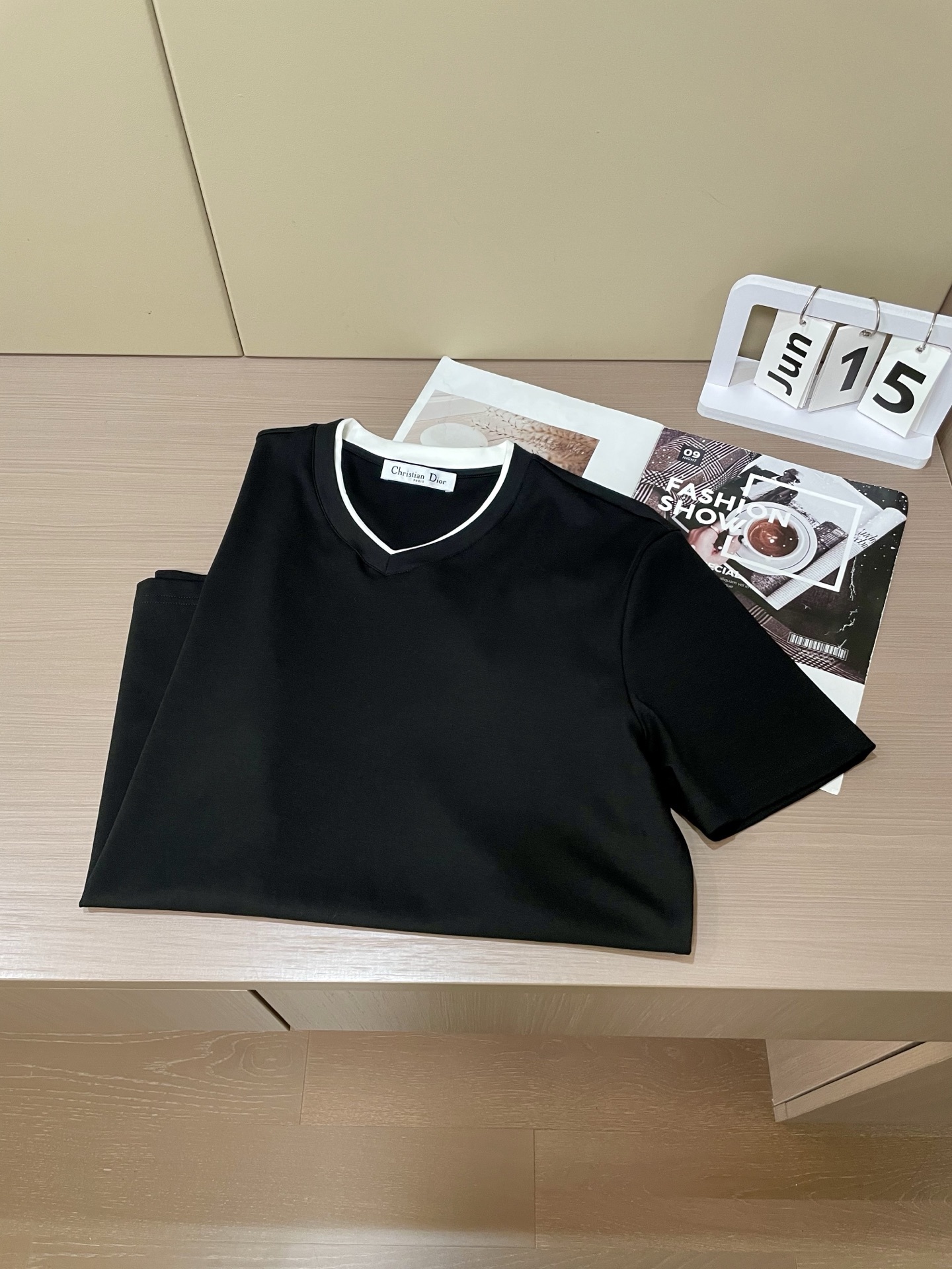 尺码m-xxxl
被问爆的「暗藏玄机」V领T恤!Dior风精致感杀疯了
谁懂啊!这件V领T恤乍看