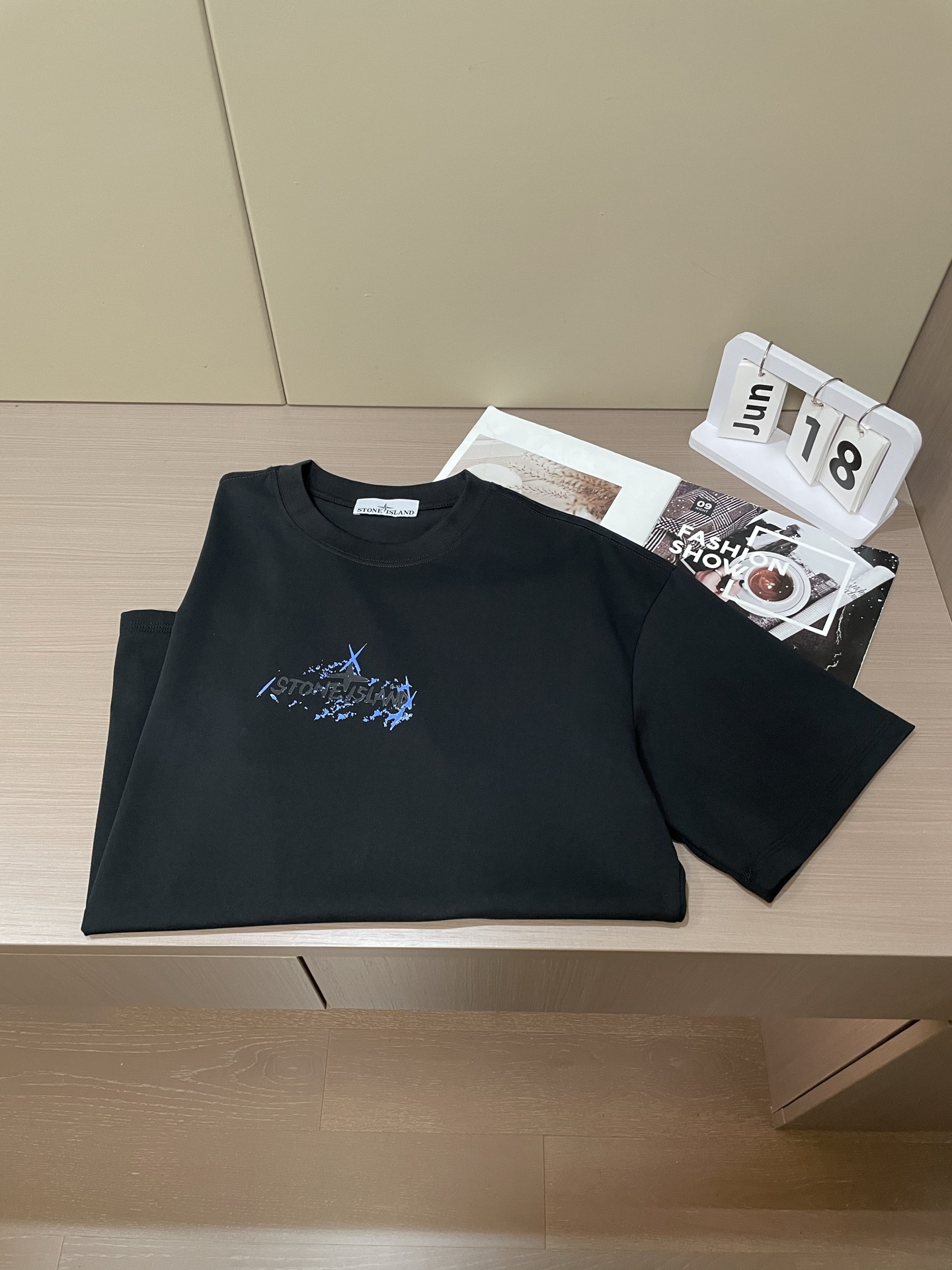 
石头岛 2025春夏新品，优选特定原版开发双股精棉平纹面料，上身挺阔舒适度佳，外穿内搭随意搭配，男女同