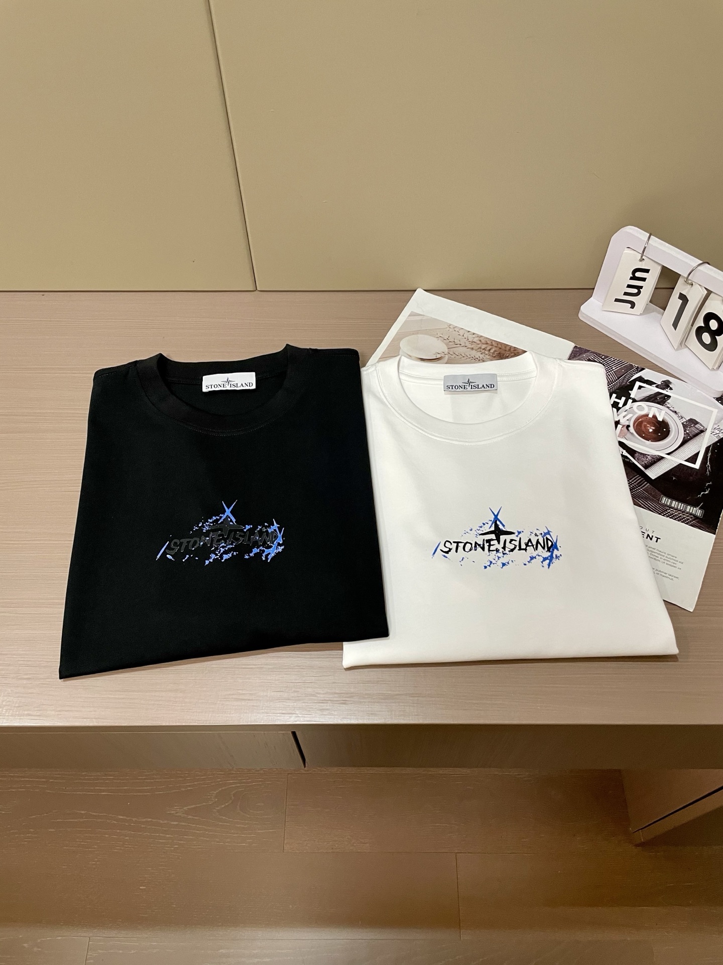 
石头岛 2025春夏新品，优选特定原版开发双股精棉平纹面料，上身挺阔舒适度佳，外穿内搭随意搭配，男女同