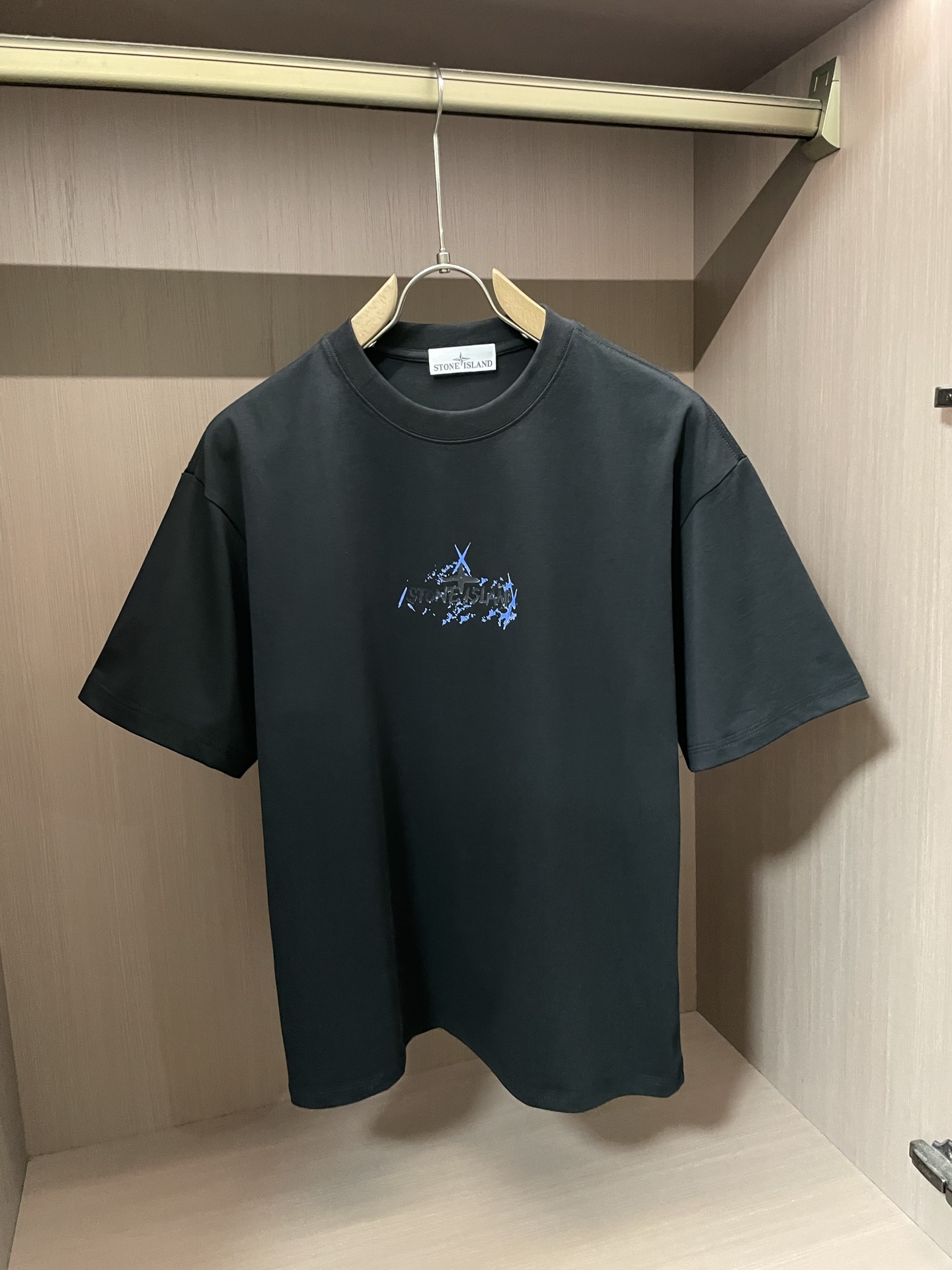 
石头岛 2025春夏新品，优选特定原版开发双股精棉平纹面料，上身挺阔舒适度佳，外穿内搭随意搭配，男女同