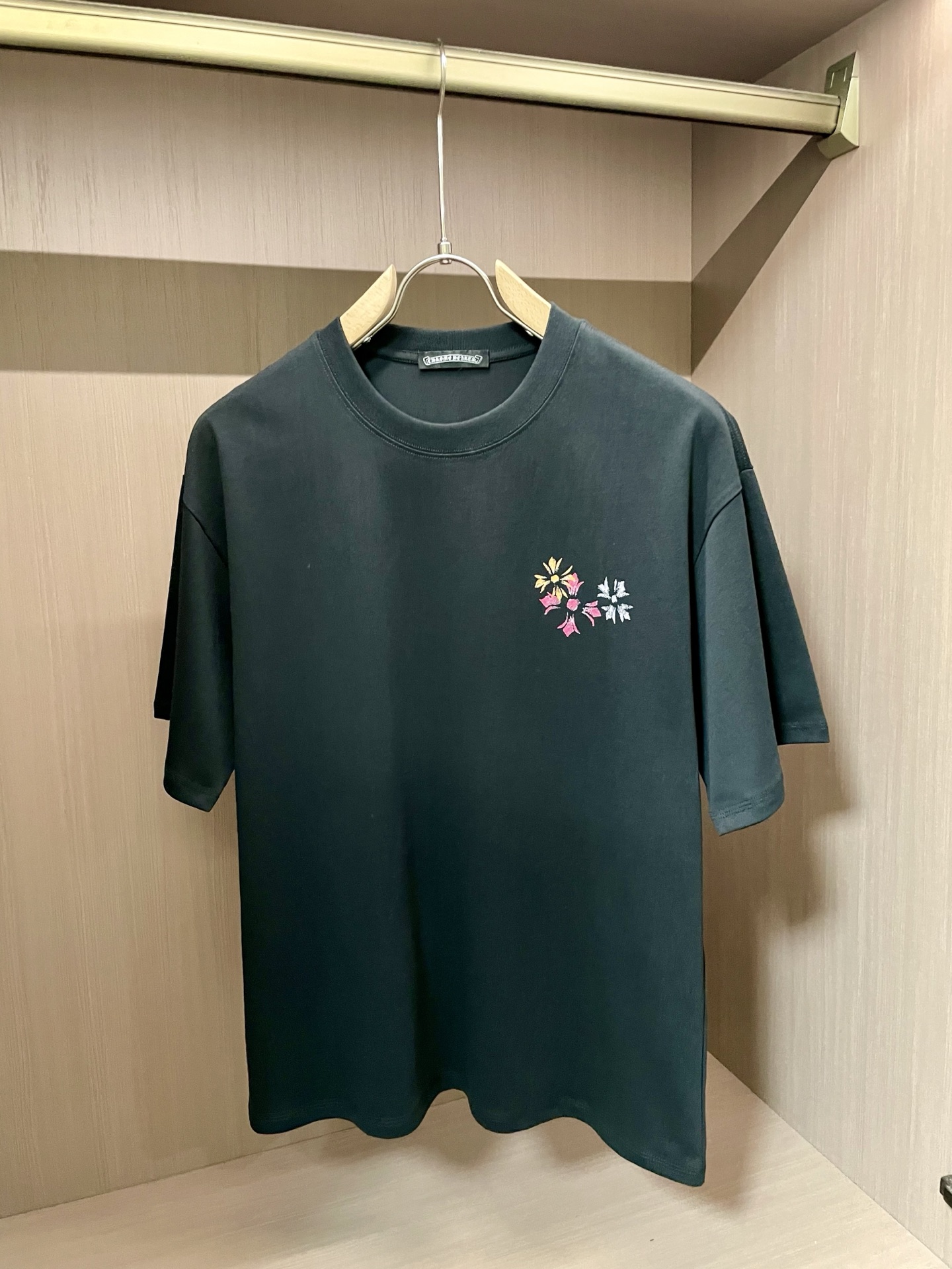 
克罗心 2025春夏新品，优选特定原版开发双股精棉平纹面料，上身挺阔舒适度佳，外穿内搭随意搭配，男女同