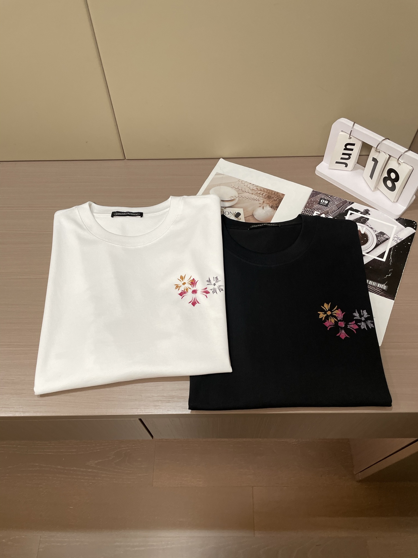 
克罗心 2025春夏新品，优选特定原版开发双股精棉平纹面料，上身挺阔舒适度佳，外穿内搭随意搭配，男女同