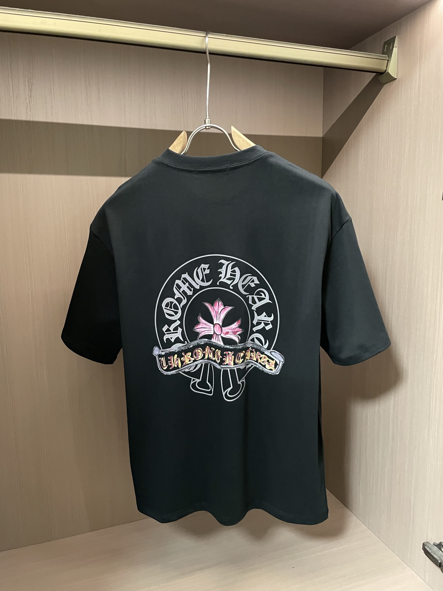 
克罗心 2025春夏新品，优选特定原版开发双股精棉平纹面料，上身挺阔舒适度佳，外穿内搭随意搭配，男女同