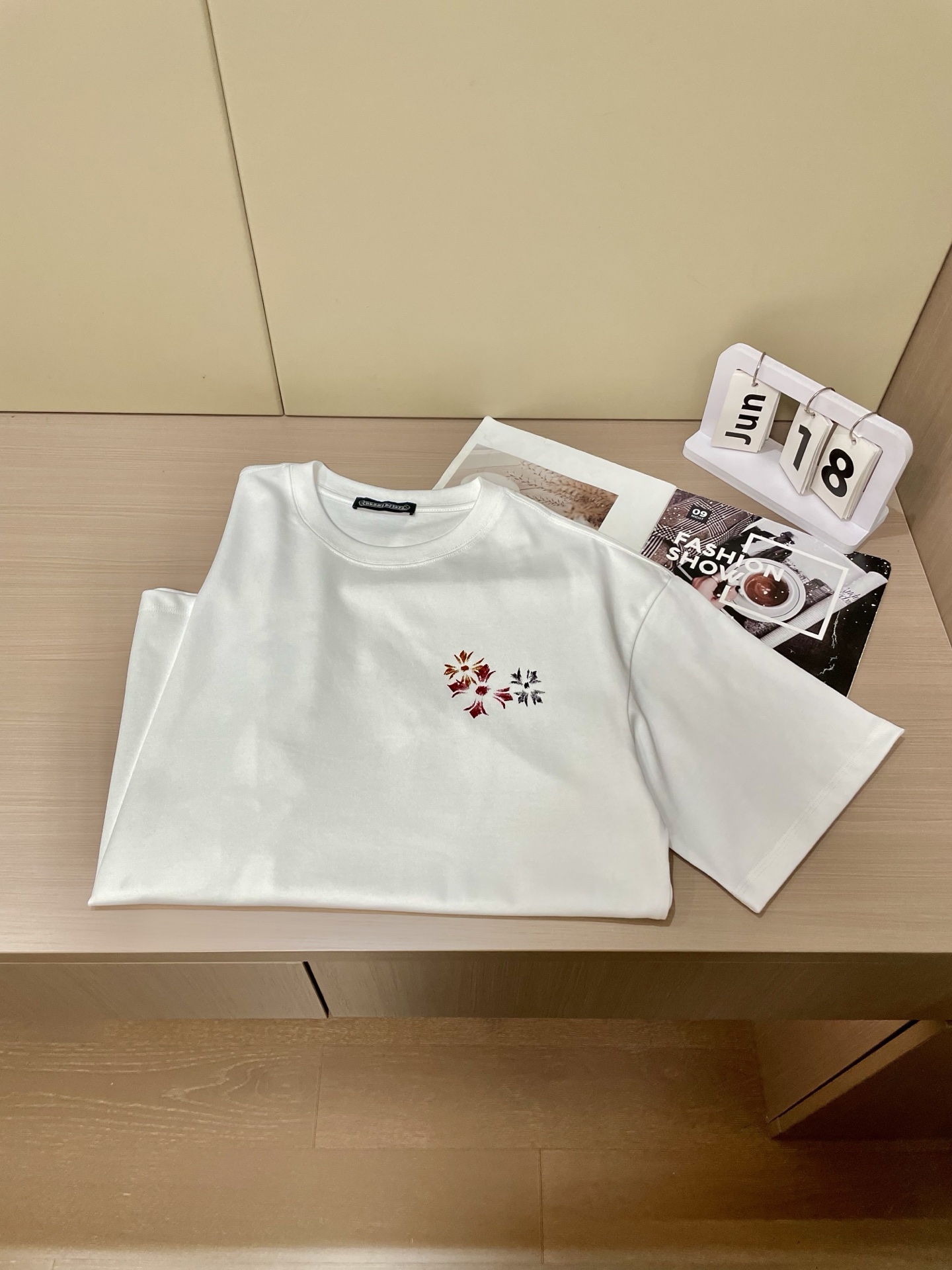 
克罗心 2025春夏新品，优选特定原版开发双股精棉平纹面料，上身挺阔舒适度佳，外穿内搭随意搭配，男女同