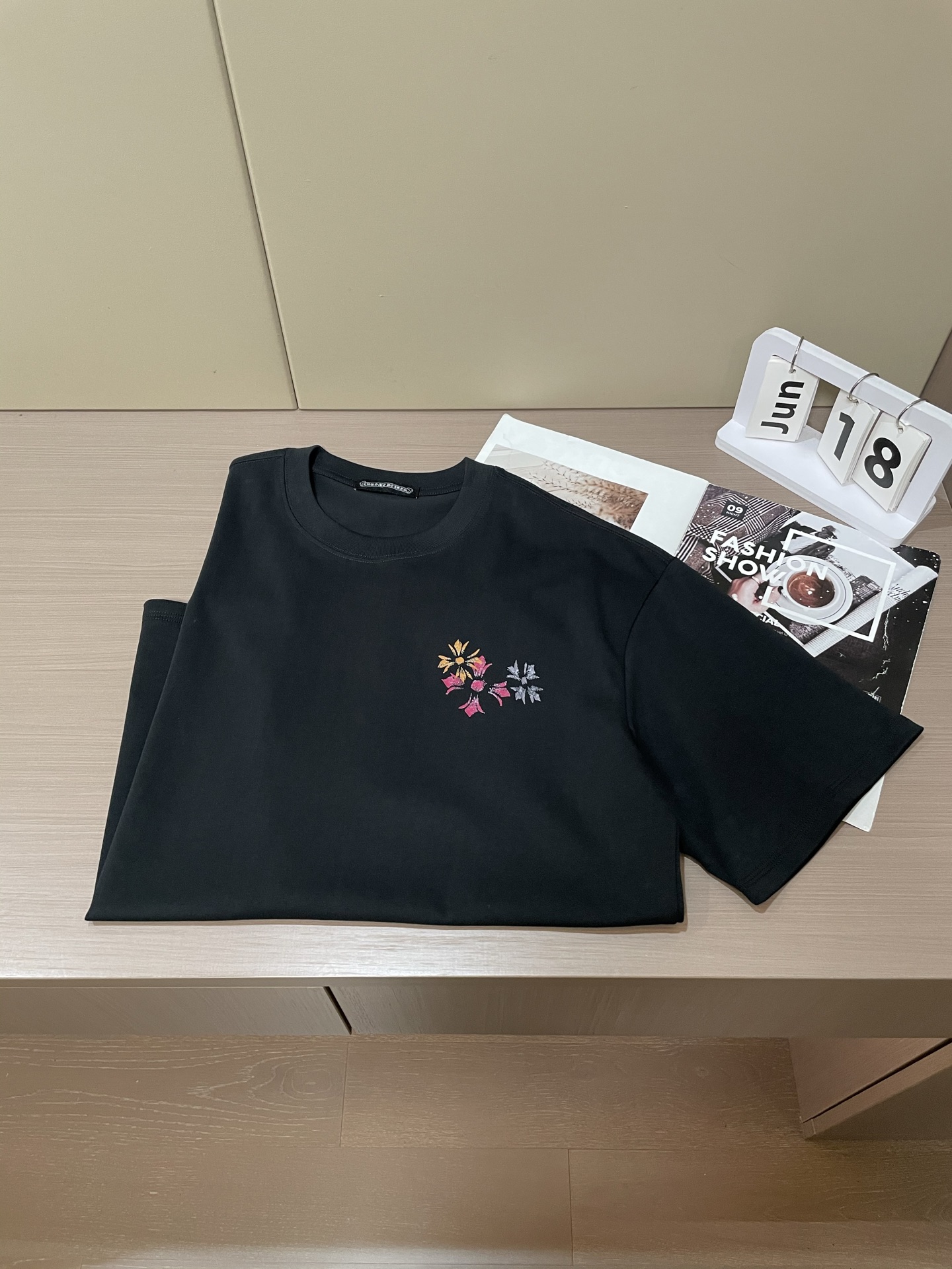 
克罗心 2025春夏新品，优选特定原版开发双股精棉平纹面料，上身挺阔舒适度佳，外穿内搭随意搭配，男女同