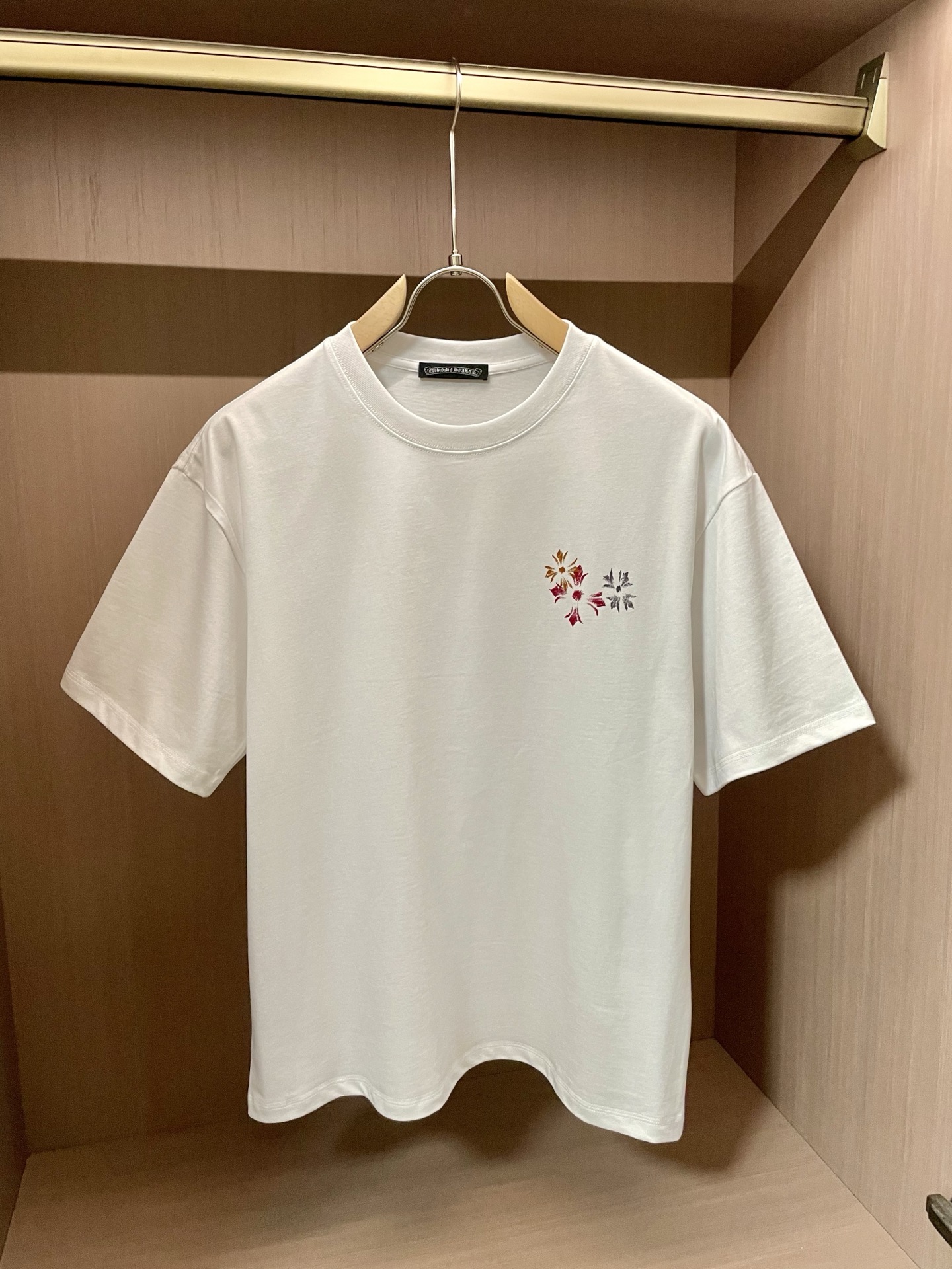 
克罗心 2025春夏新品，优选特定原版开发双股精棉平纹面料，上身挺阔舒适度佳，外穿内搭随意搭配，男女同