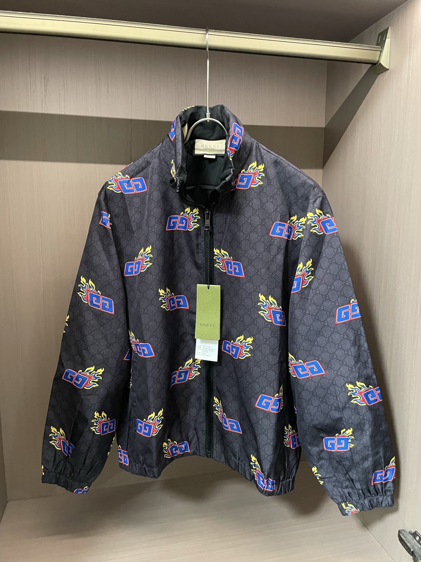 尺码46 48 50 52
古驰杀疯了‼️ 火焰GG外套把街头炸穿了
谁懂啊!古驰这款火焰GG外