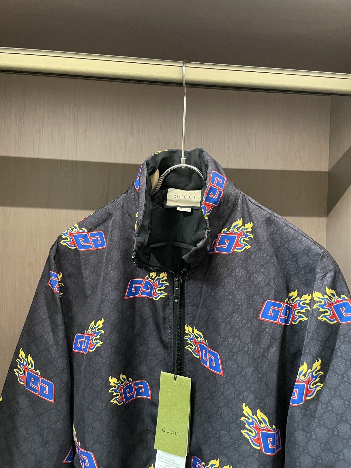 尺码46 48 50 52
古驰杀疯了‼️ 火焰GG外套把街头炸穿了
谁懂啊!古驰这款火焰GG外