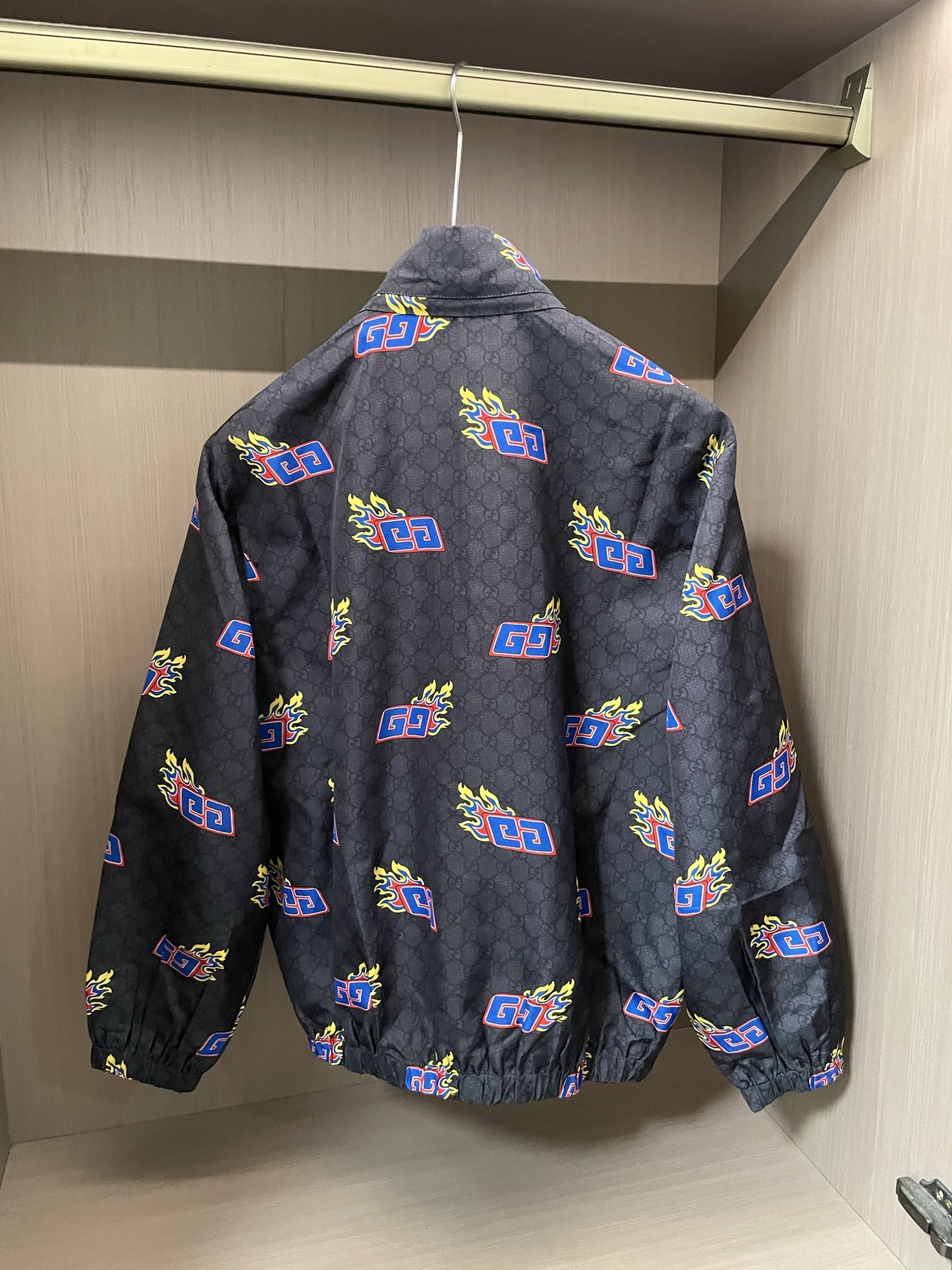 尺码46 48 50 52
古驰杀疯了‼️ 火焰GG外套把街头炸穿了
谁懂啊!古驰这款火焰GG外