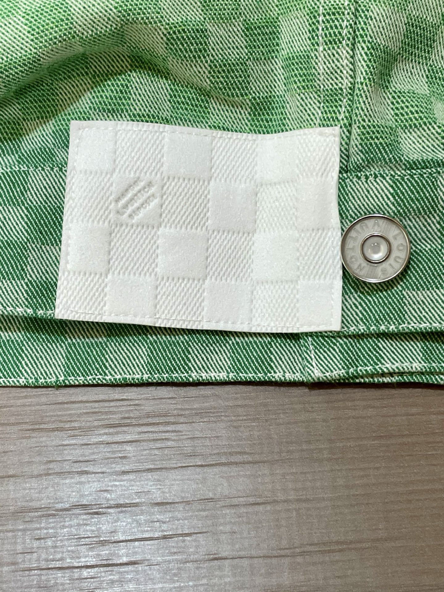 

尺码46 48 50 52 

LV渐变棋盘格牛仔外套🔒 秋天的配色被它玩明白了！

黄调开场，绿调