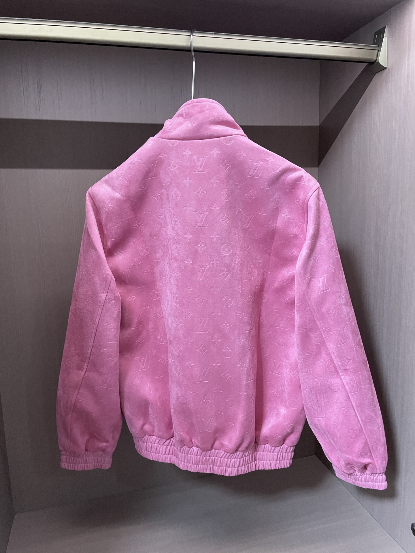 

尺码46 48 50 52 

男女同款🫶🏻LV粉貂绒外套杀疯了‼️ 人间芭比战袍锁死

谁懂啊！L