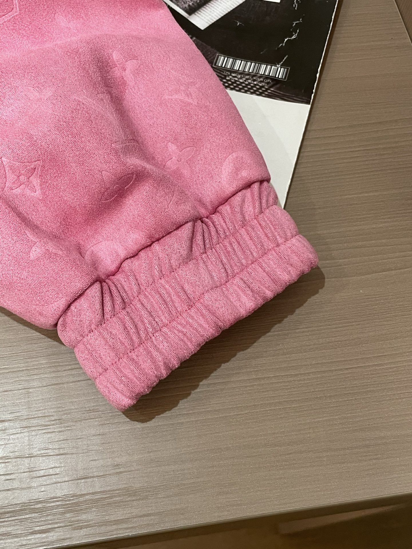

尺码46 48 50 52 

男女同款🫶🏻LV粉貂绒外套杀疯了‼️ 人间芭比战袍锁死

谁懂啊！L