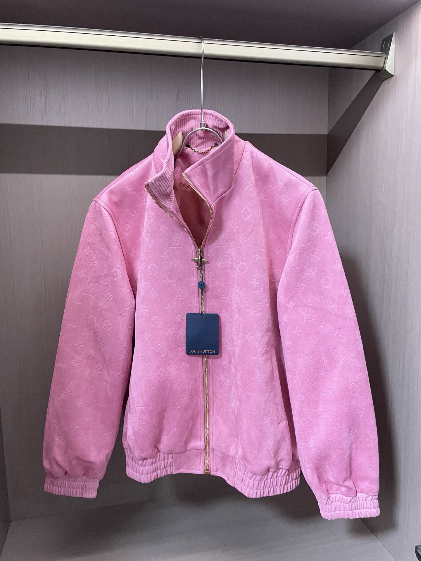 

尺码46 48 50 52 

男女同款🫶🏻LV粉貂绒外套杀疯了‼️ 人间芭比战袍锁死

谁懂啊！L