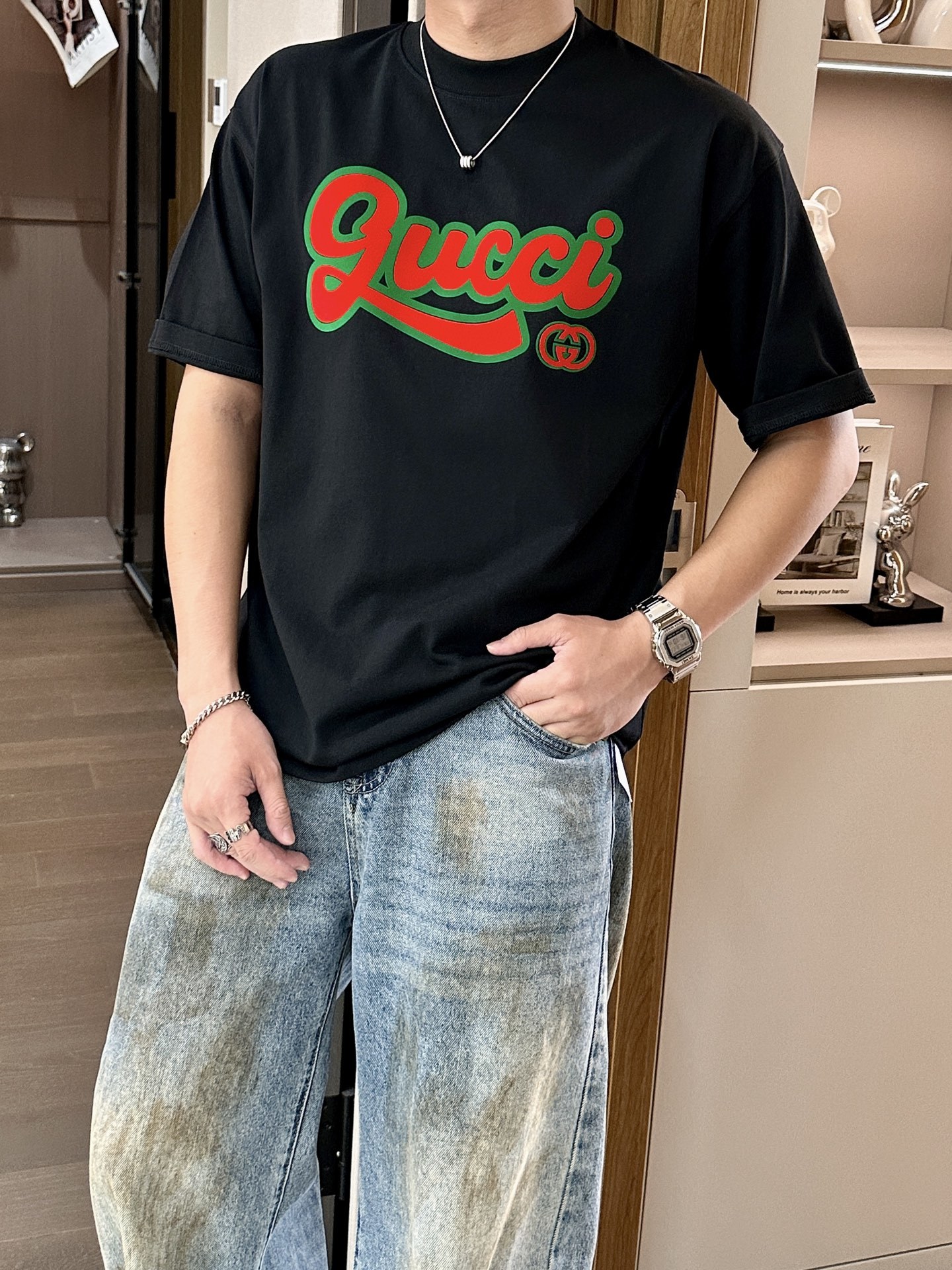 尺码S-XXXL(偏大两个码)最大可穿250斤‼️
Gucci复古撞色杀疯了!黑T也能炸翻街头💥