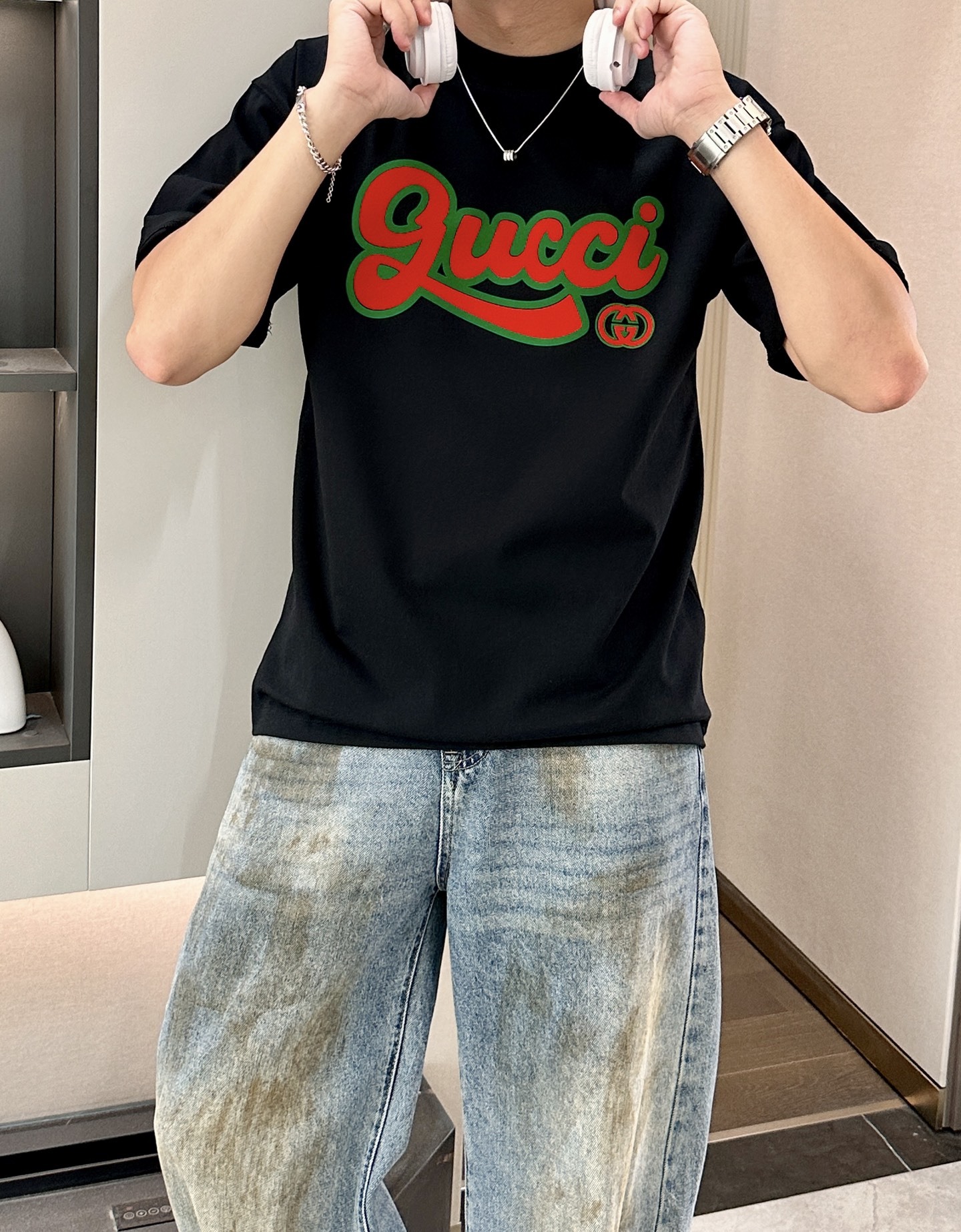 尺码S-XXXL(偏大两个码)最大可穿250斤‼️
Gucci复古撞色杀疯了!黑T也能炸翻街头💥