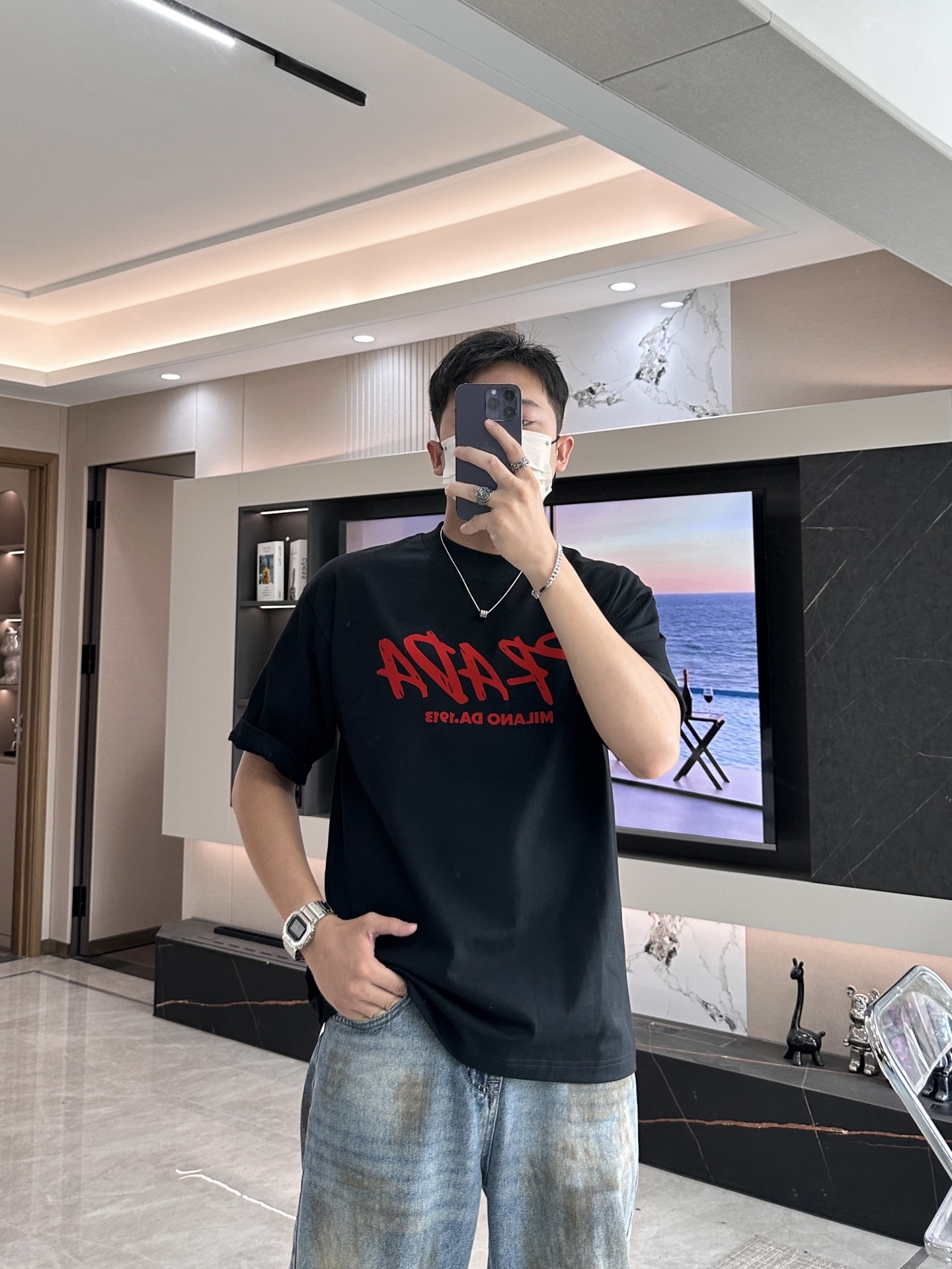 尺码S-XXXL(偏大两个码)最大可穿250斤‼️
Gucci复古撞色杀疯了!黑T也能炸翻街头💥