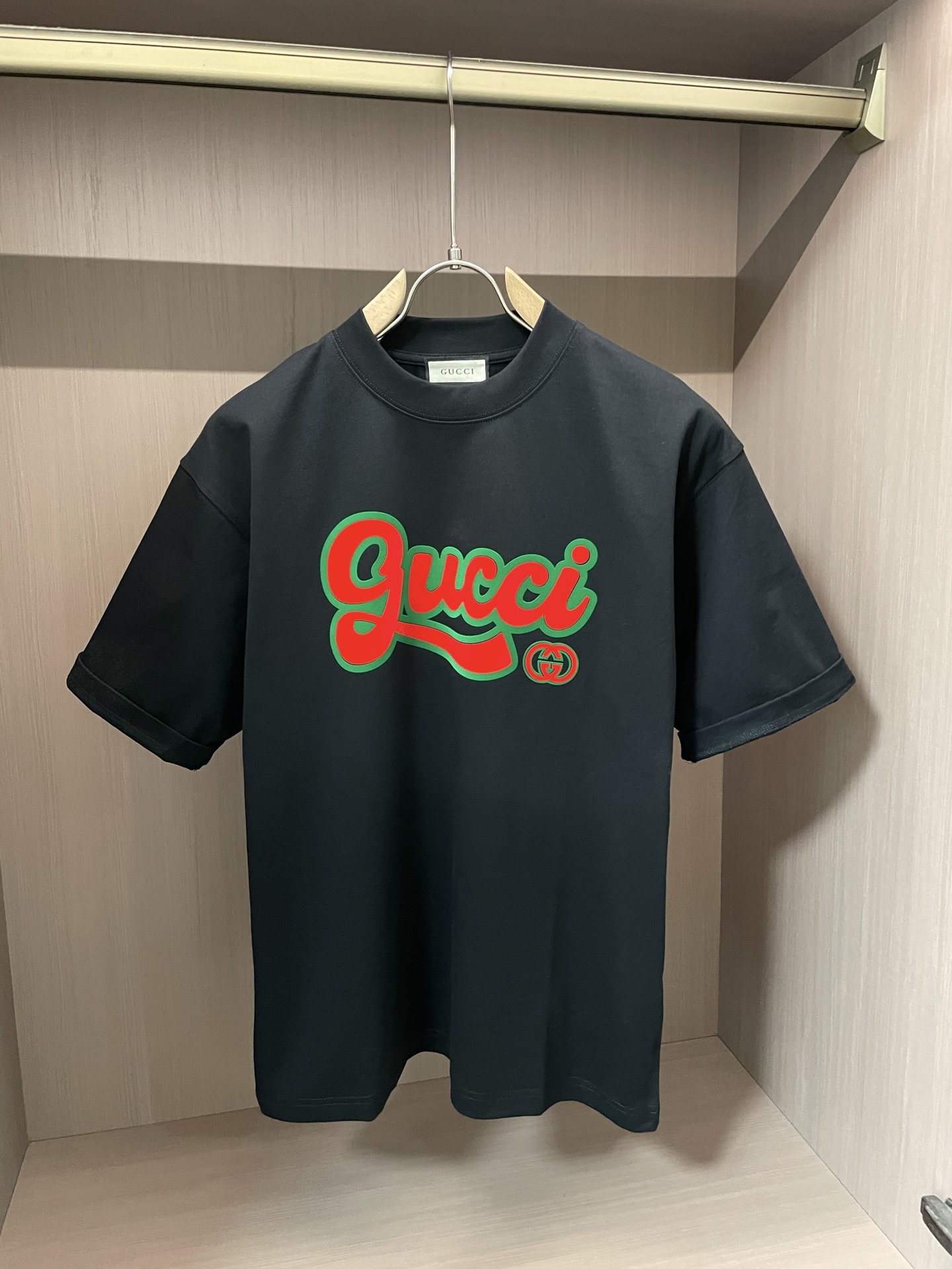 尺码S-XXXL(偏大两个码)最大可穿250斤‼️
Gucci复古撞色杀疯了!黑T也能炸翻街头💥