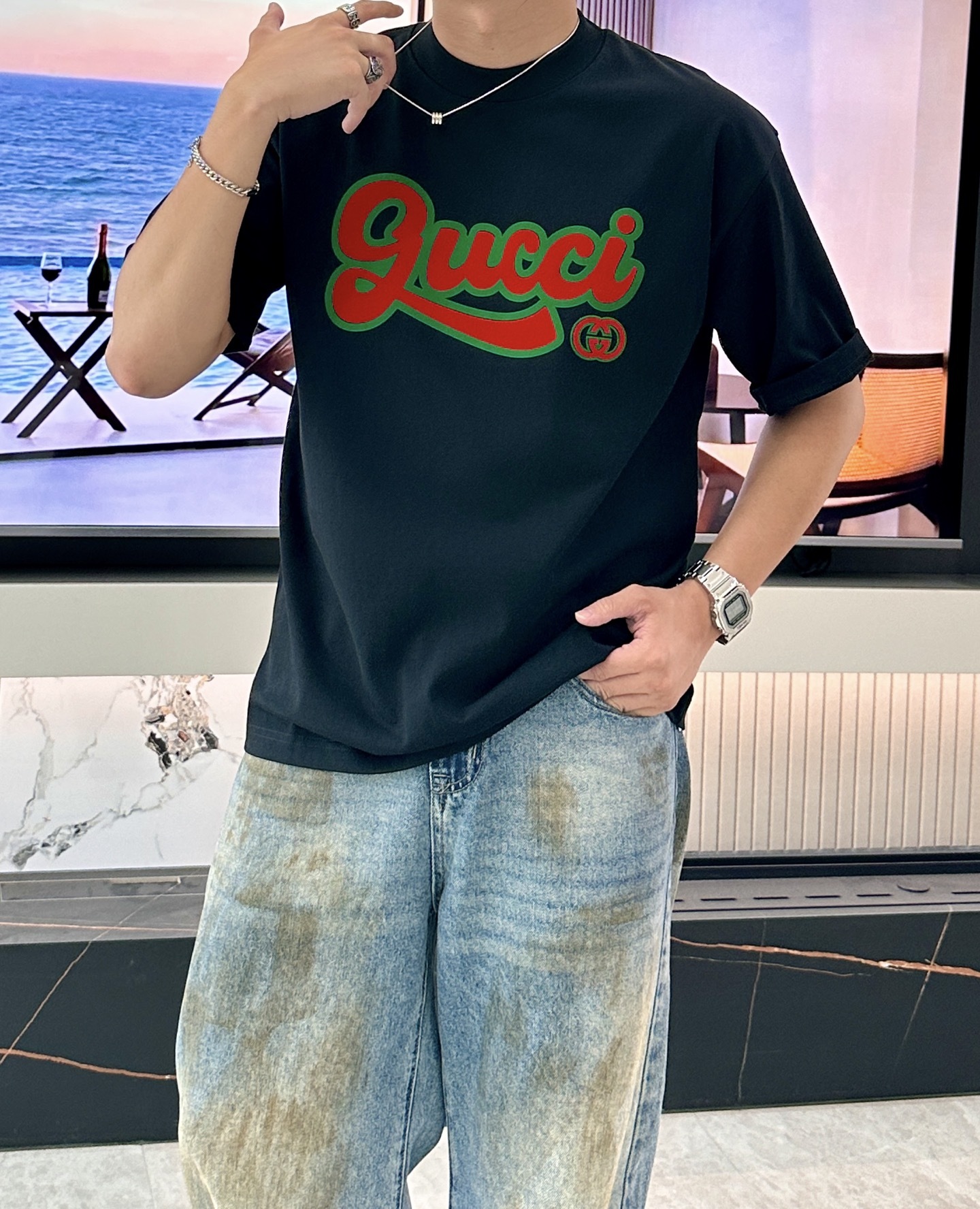 尺码S-XXXL(偏大两个码)最大可穿250斤‼️
Gucci复古撞色杀疯了!黑T也能炸翻街头💥