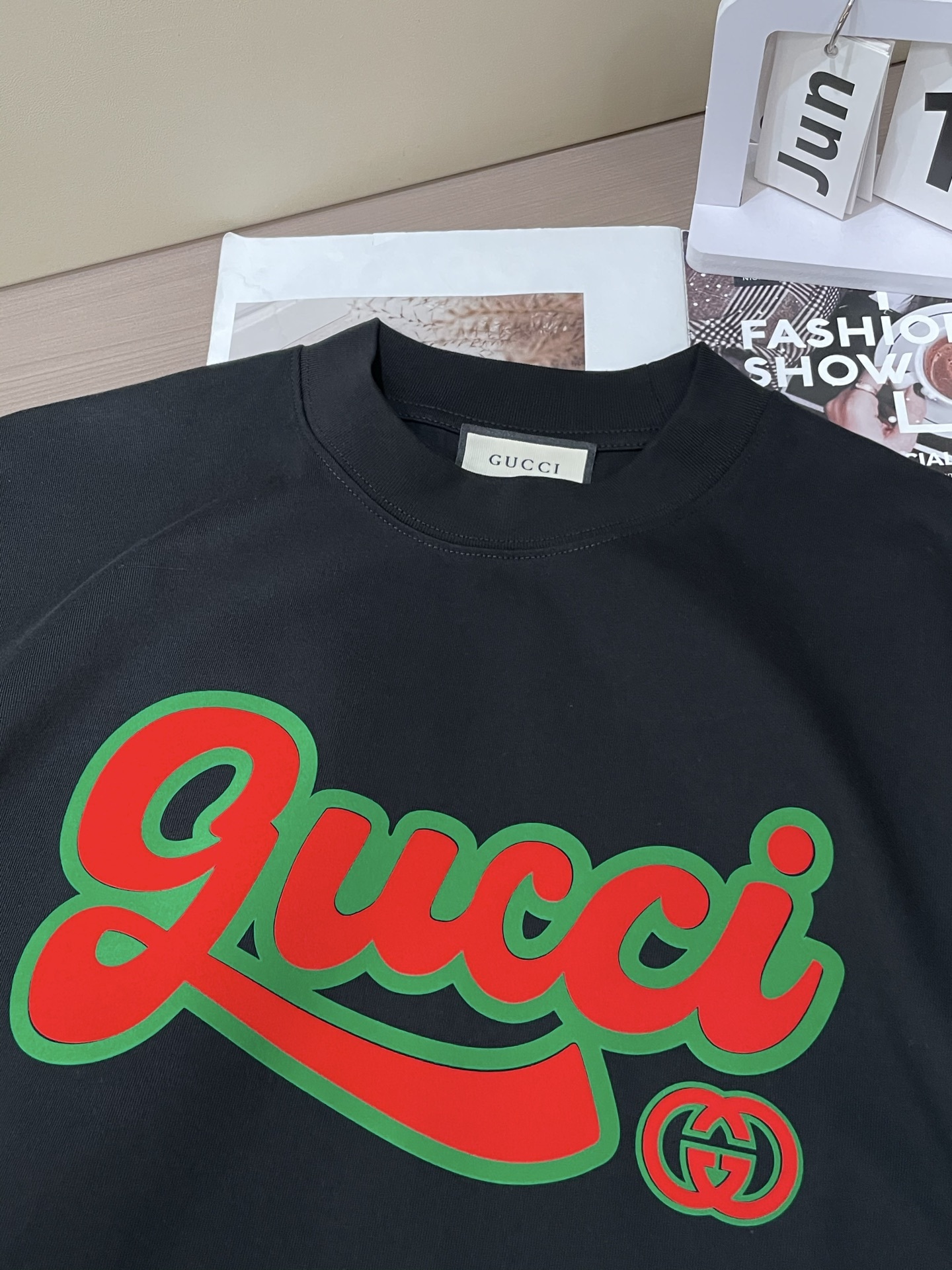 尺码S-XXXL(偏大两个码)最大可穿250斤‼️
Gucci复古撞色杀疯了!黑T也能炸翻街头💥