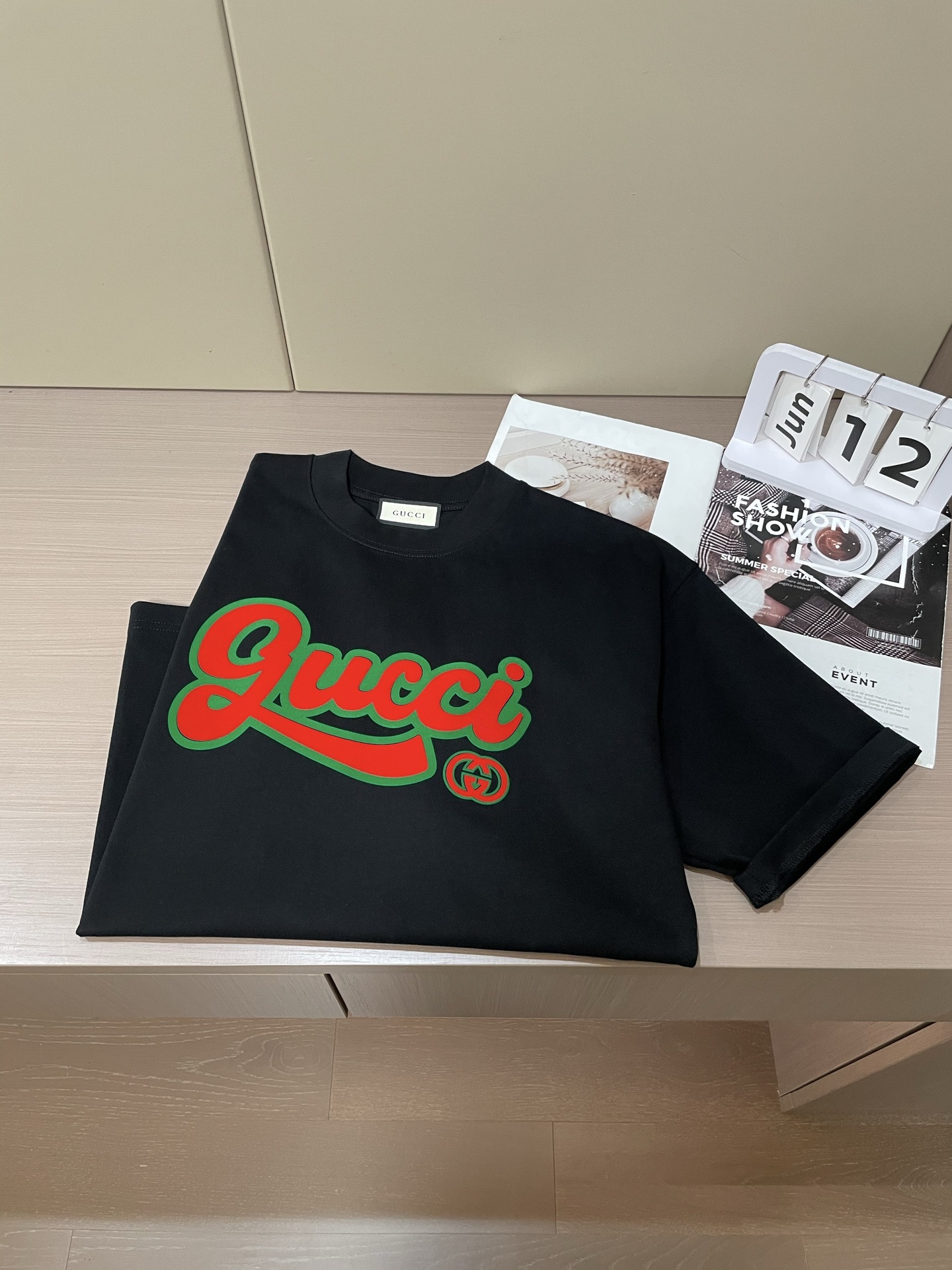 尺码S-XXXL(偏大两个码)最大可穿250斤‼️
Gucci复古撞色杀疯了!黑T也能炸翻街头💥