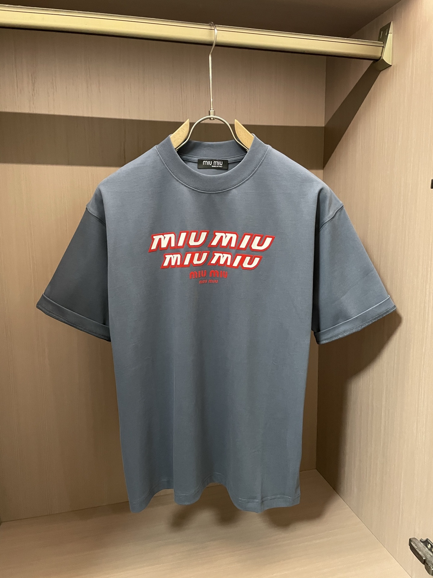 尺码S-XXXL(偏大两个码)
男生穿Miu Miu?这波「雅痞少年感」杀疯了💙
谁懂啊!男生穿
