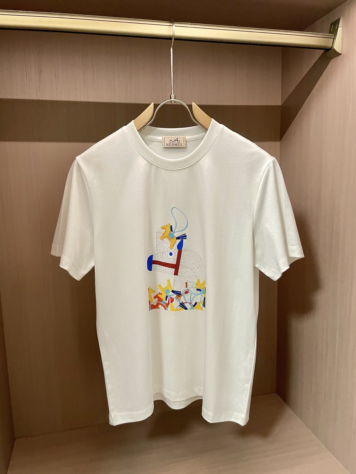 NO:421666,H big recommendation!  2025ss summer clothing new products, on sale in counter, the latest series of pattern logo short-sleeved T-shirts, the rhythm of each person having to hand in one piece!  Imported top high-density mercerized cotton fabric is extremely skin-friendly and comfortable. It is very delicate to touch, has a good texture, and perfectly reflects the three-dimensional feeling. It is in line with the brand's consistent design style. It is a very good overall style. It is completely fine to wear it alone. Size M-XXL, T-shirt,tees, t-shirt,alexander wang19860909H 重磅推荐！2025ss夏装新品 专柜在售 最新系列图案logo短袖T恤 必须人手一件的节奏！进口顶极高密度丝光棉面料,极为亲肤舒适 摸上去非常的细腻,质感很好,完美体现立体感 符合品牌一贯设计风格,整体非常不错的一款,内搭单穿都完全没问题 尺码M-XXL,,T-shirt,tees，t-shirt,alexander wang,Men's clothing