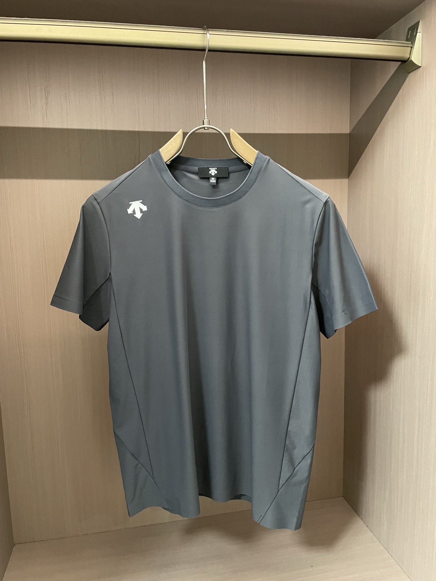 NO:421676,DiSante short-sleeved T-shirt, made of quick-drying fabric, comfortable and breathable and conducive to sweating. The style is simple, with white brand iconic pattern embroidery on the chest, which is low-key to highlight the brand's characteristics and add a sense of exquisiteness. Size m-xxl, T-shirt,tees, t-shirt,alexander wang19860909迪桑特 短袖T恤,采用速干面料,舒适透气且利于排汗.版型简约,胸口处有白色品牌标志性图案刺绣,低调彰显品牌特色,增添精致感.尺码m-xxl,,T-shirt,tees，t-shirt,alexander wang,Men's clothing