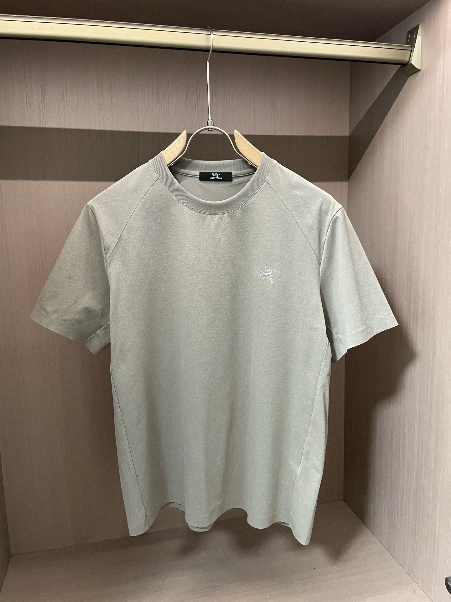 NO:456073,Archaeoptera short-sleeved T-shirt, made of quick-drying fabric, comfortable and breathable and conducive to sweating. The style is simple, with the brand's iconic pattern design on the left chest, low-key highlighting the brand's characteristics and adding a sense of exquisiteness. Size m-xxl, arc'teryx, T-shirt,tees, t-shirt,alexander wang19860909始祖鸟 短袖T恤,采用速干面料,舒适透气且利于排汗.版型简约,左胸处有品牌标志性图案设计 低调彰显品牌特色,增添精致感.尺码m-xxl,arc'teryx,T-shirt,tees，t-shirt,alexander wang,Men's clothing