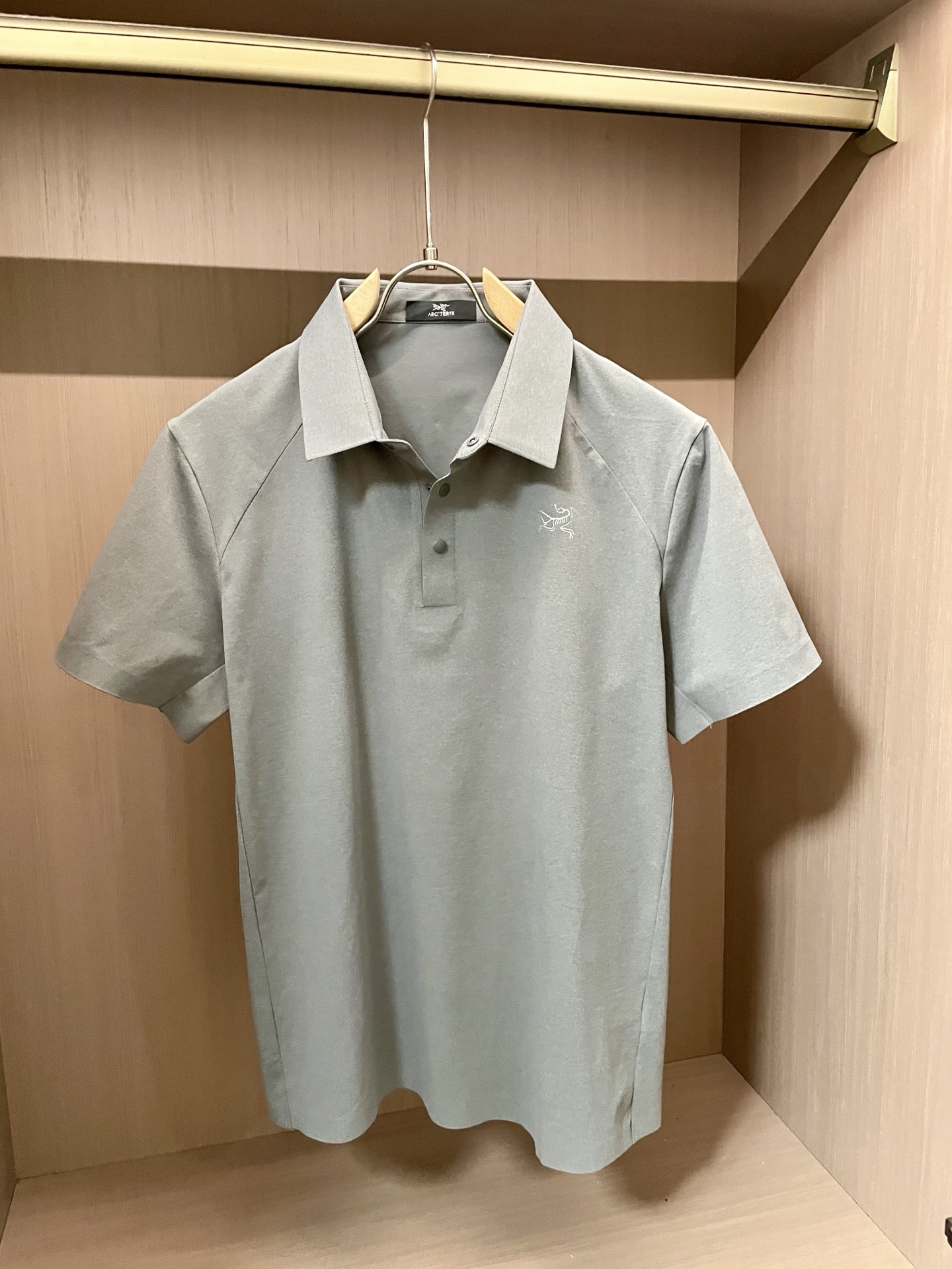 NO:421696,Archaeoptera 2025 Spring and Summer Classic Polo neck design, paired with simple single-breasted lines, neat and smooth lines, cleverly modifying the neck lines, showing elegant and gentlemanly style. The exquisite brand logo on the left chest adopts traceless pressing process, delicate and flat, low-key, and luxurious texture, showing the brand's ingenuity and quality pursuit in the subtleties. Selected high-quality fabrics, soft and smooth, breathable, and comfortable to wear. Whether it is to wear casual trousers to show professionalism and ability; or to combine them with jeans to create a daily look to create a relaxed and comfortable atmosphere, it can be perfectly adapted to help you interpret diverse styles with a calm attitude and show your unique taste. Size M-XXL, arc'teryx, jeans, alexander wang19860909始祖鸟 2025春夏 经典的Polo领设计,搭配简洁的单排扣,线条利落流畅,巧妙修饰颈部线条,彰显优雅绅士格调.左胸处精致的品牌标识,采用无痕压胶工艺,细腻而平整,低调间流露奢华质感,于细微之处展现品牌匠心与品质追求. 精选优质面料,触感柔软顺滑,透气性佳,穿着舒适自在.无论是搭配休闲西裤出席商务场合,展现专业干练；还是与牛仔裤组合打造日常造型,营造轻松惬意氛围,它都能完美适配,助你以从容姿态诠释多样风格,尽显独特品味. 尺码M-XXL,arc'teryx,jeans,alexander wang,Men's clothing