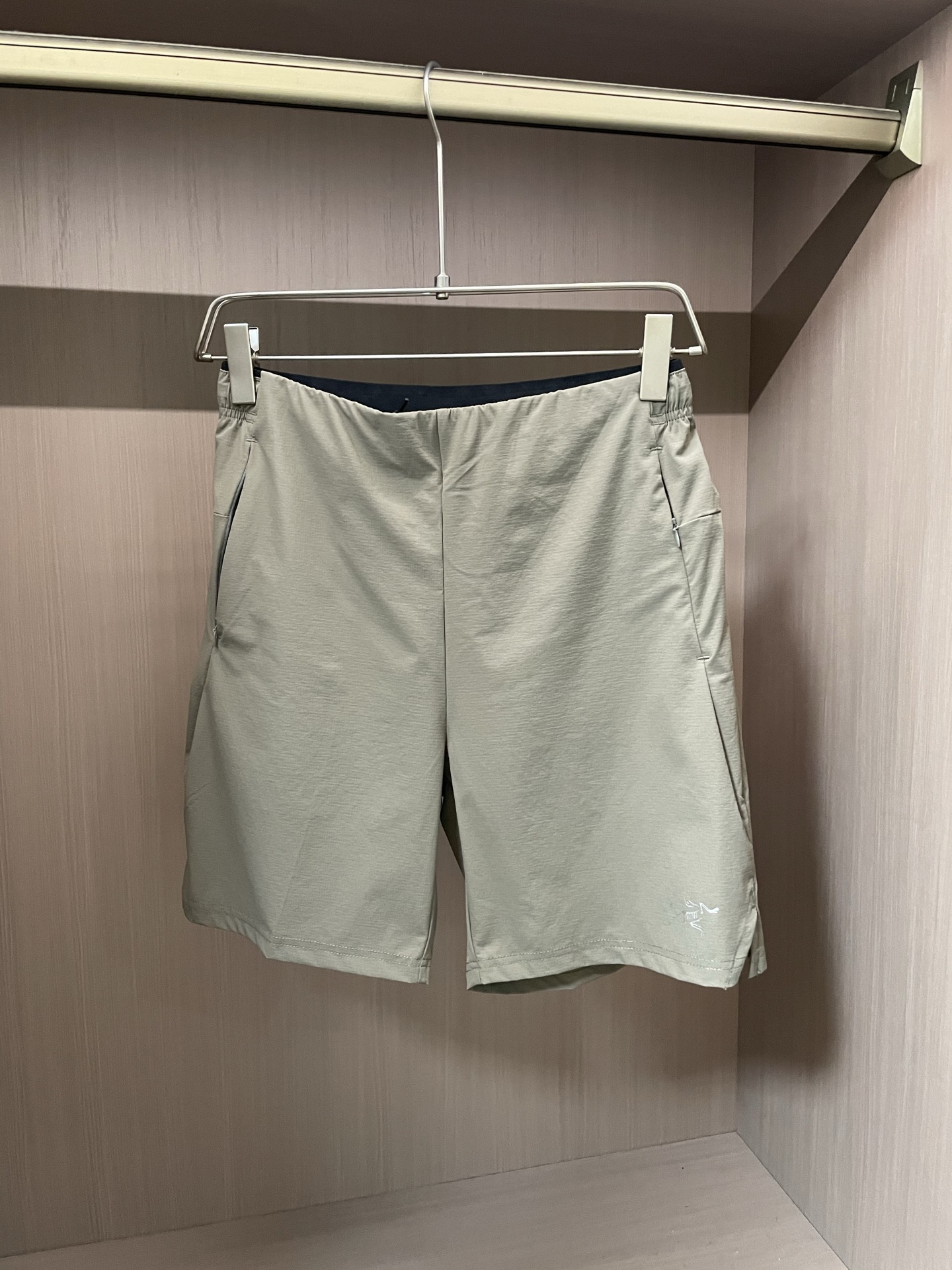 NO:421705,Size M-XXL Archaeopteryx shorts that were chased by question!  Outdoors are ecstatic, who understands!  This pair of Archaeopteryx shorts is a must-have for summer. The light beige is too high-end, low-key and textured. The elastic waist + drawstring design can be used to hold any body. Multiple pockets are super practical. The keys and headphones are placed at will, and outdoor commuting is suitable. The fabric is light and breathable, so you won’t sweat when you walk for a day. The solid color T becomes a relaxed and trendy person in seconds. You can carry it even when you walk outdoors. It has been included in the list of 'wearing until you are bad in summer'. Outdoors and citywalker close their eyes and rush!  #Architecture Bird outfit #Outdoor equipment #Summer shorts #Daily wear,arc'teryx,shorts,alexander wang19860909尺码M-XXL 被追着问 的始祖鸟短裤！户外人狂喜 谁懂啊！这条始祖鸟短裤简直是夏季刚需 浅米色太高级,低调又显质感 松紧腰+抽绳设计,不管什么身材都能拿捏 多口袋超实用,钥匙、耳机随手放,户外通勤都适配 面料轻薄透气,暴走一天也不闷汗 搭纯色T秒变松弛感潮人,户外徒步也能carry 已经列入“夏天穿到烂”清单 户外人、citywalker闭眼冲！ #始祖鸟穿搭 #户外装备 #夏季短裤 #日常穿搭,arc'teryx,shorts,alexander wang,Men's clothing