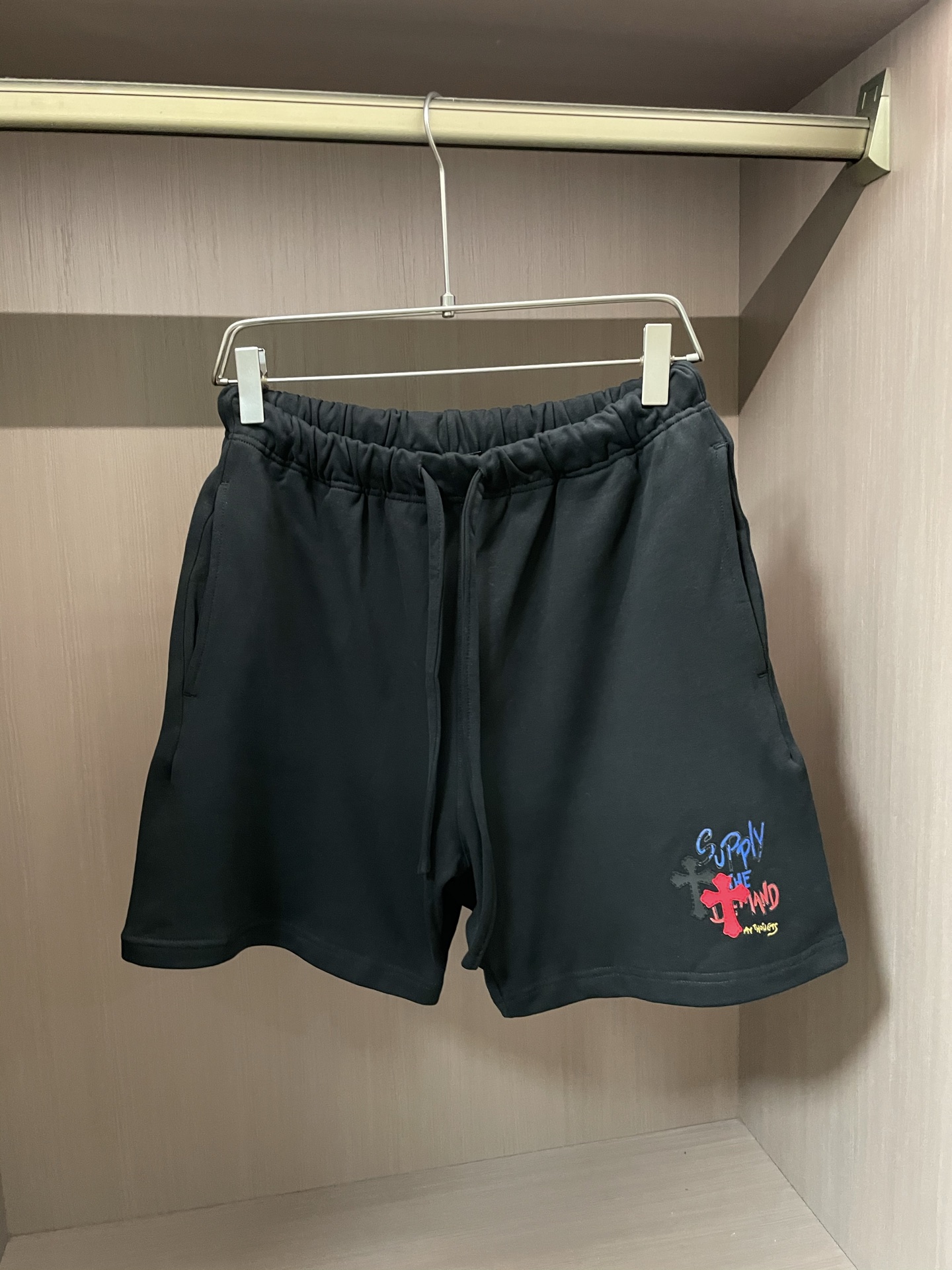 NO:421713,Size s-Xl Shorts burst all summer?  The feeling of rebellion on the street is full of people. Who knows!  As soon as Crowxin's two pairs of graffiti shorts were put on the top of her body, she directly played 'street rebellion' into art - the cross print hides dark aesthetics, the drawstring design is suitable for all leg shapes, and the two colors directly contract the four-season outfit!  The design details are crazy. The graffiti hits the side cross + letter graffiti, the contrasting color print has its own highlights, like stealing the manuscript of a street artist, full of rebellion!  The drawstring king has an adjustable drawstring design. Whether it is chopstick legs or muscle legs, it can bring out a 'just right' slack feeling, and the slightly fat boys are ecstatic!  The two-color Fengshen beige is as fresh as sea salt ice cream, and the black is cool like the dark night knight. It is breathable and sweaty in summer, and the texture is crushed by fast consumer models!  3 types of formulas for matching 1. Street cool hood game, beige shorts + old white T+ dad shoes → Write rebellion on your legs, and be chased when you go out and ask the link!  Black shorts + waist-exposed vest + sports shoes → The dark graffiti is exposed half, and the 'rebellious hormones' directly penetrate the circle of friends!  2. Sports Youth Games Beautiful Shorts + Sports Bra + Basketball Shoes → Cross Printing Unhidden Vitality, the Field Spot is Spotted in Seconds!  Black shorts + quick drying clothes + running shoes → Dark night graffiti, you can slay the whole audience even if you run at night!  3. Light retro and elegant game, beige shorts + linen shirt + loafers → Graffiti is looming, wearing rebelliousness into 'elegant art', and being praised for being 'playable' on dates!  This wave of graffiti shorts directly make the street style come true!  Cross prints write stories, drawstring design hides scheming, wear this wave in summer, rebelliousness and comfort are directly full, whoever wears them will explode the scene #Street trendy pants #Graffiti shorts #Summer outfit #Boy trendy #Rebellious aesthetics, chrome hearts,loafers,sneakers, shorts,shirts,alexander wang19860909尺码s-Xl 一条短裤炸翻整个夏天？街头叛逆感直接拉满 谁懂啊！克罗心这两条涂鸦短裤一上身,直接把「街头叛逆」玩成艺术——十字印花藏着暗黑美学,抽绳设计适配所有腿型,双色直接承包四季穿搭！ 设计细节杀疯了 涂鸦暴击侧边十字+字母涂鸦,撞色印花自带高光,像偷了街头艺术家的手稿,叛逆感拉满！ 抽绳王炸可调节抽绳设计,不管是筷子腿还是肌肉腿,都能调出“刚刚好”的松弛感,微胖男生狂喜！ 双色封神米白清新如海盐冰淇淋,黑色酷飒似暗夜骑士,夏天穿透气不闷汗,质感碾压快消款！ 3种炸场搭配公式 1. 街头酷盖局 米白短裤+做旧白T+老爹鞋 → 把叛逆写在腿上,出街被追着问链接！ 黑色短裤+露腰背心+运动鞋 → 暗黑涂鸦露出一半,“叛逆荷尔蒙”直接杀穿朋友圈！ 2. 运动少年局 米白短裤+运动Bra+篮球鞋 → 十字印花藏不住的活力,球场秒变焦点！ 黑色短裤+速干衣+跑步鞋 → 暗夜涂鸦加持,夜跑都能slay全场！ 3. 轻复古雅痞局 米白短裤+亚麻衬衫+乐福鞋 → 涂鸦若隐若现,把叛逆穿成“雅痞艺术”,约会被夸“会玩”！ 这波涂鸦短裤直接把街头风玩出花！十字印花写故事,抽绳设计藏心机,夏天穿这波,叛逆感和舒适度直接拉满,谁穿谁炸场 #街头潮裤 #涂鸦短裤 #夏季穿搭 #男生潮流 #叛逆美学,,chrome hearts,loafers,sneakers,shorts,shirts,alexander wang,Men's clothing