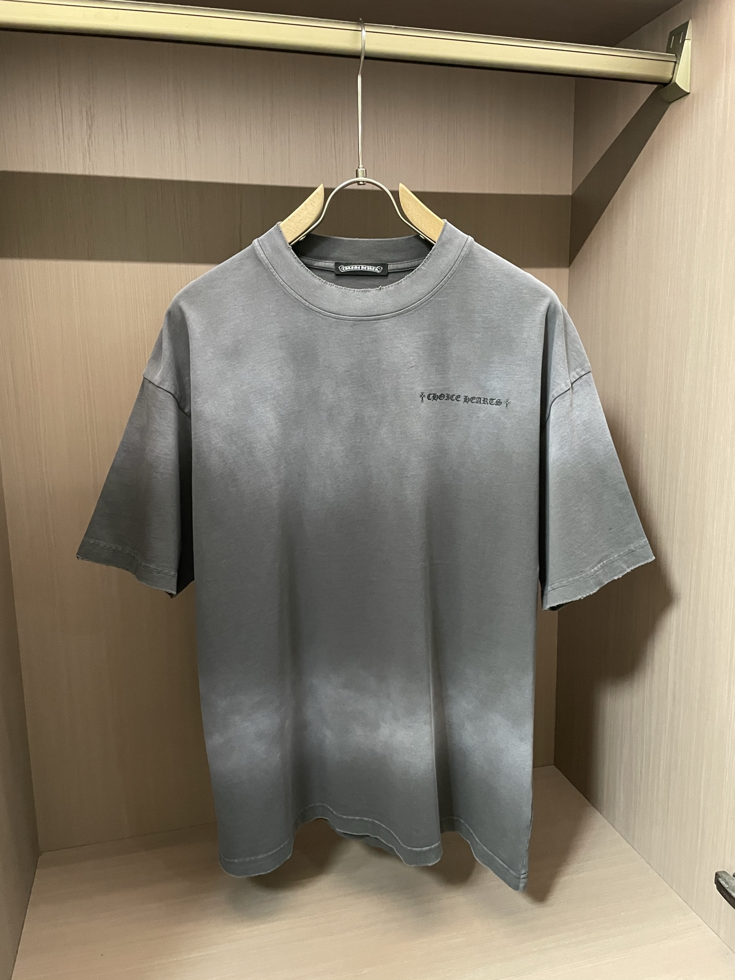 NO:421722,Size M-XXL Who knows it!  Crowxin's 'old gray' T-shirt made the 'very simple rebellious' understand. The first look is ordinary, and the second look is directly a god--the old gray tone hides the time filter, the small embroidery on the side looks like a 'rebellious easter egg' buried, loose shoulders and weld the lazy and noble to death!  The 'rebellious aesthetic' hidden in the details. The old gray critical hit comes with a 'retro filter' smoke gray, which looks like a high-end feeling that has been crushed by time, not ostentatious but has its own highlights. In summer, it looks like wearing ice American style on the body. The embroidered easter egg is embroidered with mini letters. Those who understand it get it at a glance, and those who don't understand it think it is artistic blank space, and details are ecstatic!  The loose king-fried shoulder-length style is loose, hiding flesh and showing aura. It can be worn alone and layered. A slightly fat boy can easily grasp the 'lazy and decadent feeling'!  3 'minimal minimalist bombing' matching formulas 1. Street cool scene with old denim shorts + daddy shoes → Smoky gray T-and-ripped pants, trampling the rebellious under your feet, being chased when you go out to the street and asking for links!  2. Light business yuppie game, stuff the corners of clothes and black trousers + loafers → Embroidery is looming, the sense of 'rebellious elite' is full, and you can slay the whole audience at meetings!  3. Layered easter eggs, wear light-colored knitted vests + necklaces on the outside → embroidered characters are looming, layering is swept through the circle of friends, minimalism and rebellion are seamlessly connected ~ The minimalist is the most cruel rebellion hidden!  Write stories with old gray, small embroidery buried easter eggs, this T-shirt directly plays 'low-key bombing' into art, whoever wears it understands #minimal wear #old T-shirt #rebellious aesthetic #summer wear #fashioned fashion outfits for boys, chrome hearts,loafers, shorts,tees,t-shirt,necklace,alexander wang19860909尺码M-XXL 谁懂啊！克罗心这件「做旧灰」T恤把「极简叛逆」玩明白了 第一眼平平无奇,第二眼直接封神——做旧灰调藏着时光滤镜,侧边小刺绣像埋了颗“叛逆彩蛋”,宽松落肩把慵懒贵气焊死！ 藏在细节里的「叛逆美学」 做旧灰暴击自带“复古滤镜”的烟灰色,像被岁月碾过的高级感,不张扬却自带高光,夏天穿像把冰美式穿在身上 刺绣彩蛋侧边迷你字母刺绣,懂的人一眼get,不懂的以为是艺术留白,细节控狂喜！ 宽松王炸落肩宽松版型,藏肉又显气场,单穿叠穿都炸场,微胖男生也能轻松拿捏“慵懒颓感”！ 3种「极简炸场」搭配公式 1. 街头颓酷局 配做旧牛仔短裤+老爹鞋 → 烟灰色T配破洞裤,把叛逆踩在脚下,出街被追着问链接！ 2. 轻商务雅痞局 塞衣角进黑西裤+乐福鞋 → 刺绣若隐若现,“叛逆精英”感拉满,开会都能slay全场！ 3. 叠穿彩蛋局 外搭浅色针织背心+项链叠戴 → 刺绣字样若隐若现,层次感杀穿朋友圈,极简与叛逆无缝衔接～ 极简到极致,反而藏着最狠的叛逆！做旧灰写故事,小刺绣埋彩蛋,这件T恤直接把“低调炸场”玩成艺术,谁穿谁懂 #极简穿搭 #做旧T恤 #叛逆美学 #夏季穿搭 #男生潮流穿搭,,chrome hearts,loafers,shorts,tees，t-shirt,necklace,alexander wang,Men's clothing