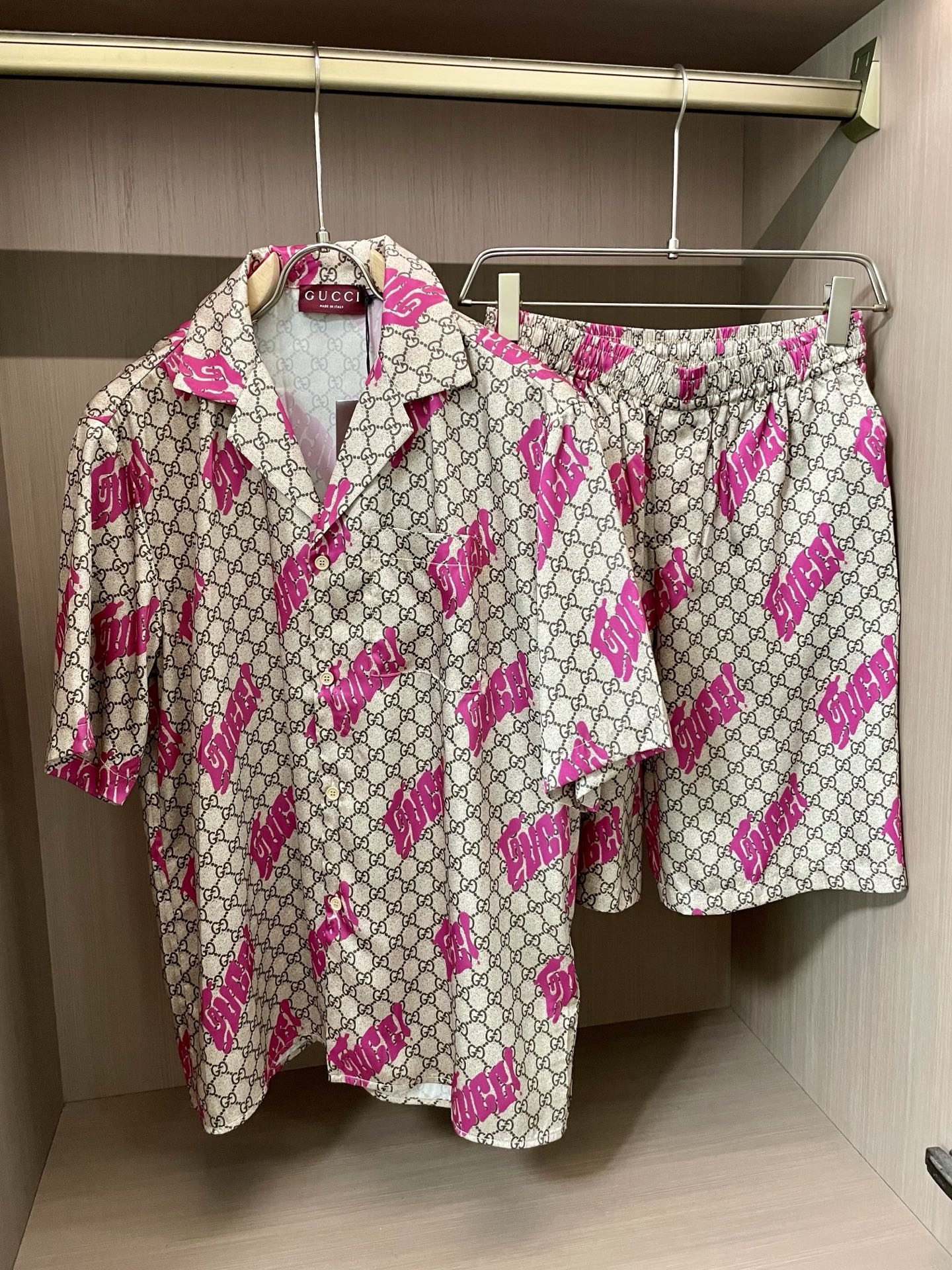 NO:421817,Gucci kills crazy!  Pink and white presbyopia plays 'rebellious and elegant' into art. Do you think it is a regular presbyopia?  No!  It is the phosphor that directly blows the elegance into rebellious fireworks - the classic GG presbyterian base, the ink-style pink characters and graffiti are filled with crazy feeling. As soon as this set is on the upper body, it directly rolls the 'ordinary' in the wardrobe until it is unemployed!  The design details hide the 'rebellious gene'. The color matching is nuclear pop-beautiful white presbyterian as canvas, the fluorescent powder letters are used as pigments, and the contrasting colors are like overturning the summer palette. The visual impact is directly full. Walking on the street, it comes with a focus-chasing lens. The element subversion crushes the classic GG presbyterian and street graffiti letters and reorganizes it. The elegant bones and blood are poured into the rebellious soul. It is not inconsistent when you go to an art gallery or a music festival!  The fabric is scheming and drooping, and the acetic acid fabric is breathable and not stuffy. The drooping of the shirt is so great that it can be used as a cloak. The shorts are elastic and fit the 'beer belly' to 'abdominal muscle mass'. The slightly fat boys are ecstatic!  3 'Fighting Field Matching Formulas' 1. Street crazy gameplay, wear the whole set + dad's shoes + baseball cap → Fluorescent powder letters cover the whole body, the rebellious feeling directly penetrates the atmosphere, and when you go out, you are chased and asked 'Is it a show limited?'  2. Vacation relaxation game: Wear a single shirt + beach pants + slippers → Presbyterians are used as background boards, pink letters are used as C positions, and vacations by the beach instantly become 'rebellious nobles', and you can slay the whole audience even if you lie on the beach 3. Mix and play games: Wear white T+ jeans + Chelsea boots under the shirt → Expose the corners of the pink letters, wear Gucci as 'rebellious layering', and the layering sense of the friends, and colleagues think you have secretly worn the show style!  Half of elegance is immersed in presbyopia, and half of rebelliousness is exploded in pink characters - Gucci's wave directly soldered 'rebellious elegance' into the genes!  This set of pink and white presbyopia, whoever wears it knows the joy of 'elegant and crazy', the regular style in the wardrobe collectively cried 3 #Gucci presbyopia new gameplay #Fluorescent powder critical hit #Summer bombing suit #Rebellious and elegant style #Trendy boy outfits, gucci,boots,slippers,shorts,jeans,shirts,hats,alexander wang19860909Gucci杀疯了！粉白老花把「叛逆优雅」玩成艺术 以为是常规老花？不！是荧光粉直接把优雅炸成叛逆烟花——经典GG老花打底,泼墨式粉字涂鸦疯批感拉满,这套一上身,直接把衣柜里的“普通款”卷到失业！ 设计细节藏着「叛逆基因」 配色核爆米白老花当画布,荧光粉字母当颜料,撞色像打翻夏日调色盘,视觉冲击力直接拉满,走在街上自带追焦镜头 元素颠覆把经典GG老花和街头涂鸦字母揉碎重组,优雅的骨血里灌进叛逆灵魂,穿去美术馆和音乐节都不违和！ 面料心机垂坠感醋酸面料,透气不闷汗,衬衫垂感绝到能当披风,短裤松紧腰适配“啤酒肚”到“腹肌块”,微胖男生狂喜！ 3种「炸场搭配公式」 1. 街头疯批局 整套穿+老爹鞋+棒球帽 → 荧光粉字母铺满全身,叛逆感直接杀穿大气层,出街被追着问“是不是秀场限定”！ 2. 度假松弛局 衬衫单穿+沙滩裤+拖鞋 → 老花当背景板,粉字母当C位,海边度假秒变“叛逆贵公子”,躺沙滩都能slay全场 3. 混搭玩咖局 衬衫内搭白T+牛仔裤+切尔西靴 → 露出粉字母边角,把Gucci穿成“叛逆叠穿”,层次感杀穿朋友圈,同事以为你偷穿了秀款！ 一半优雅浸在老花里,一半叛逆炸在粉字里——Gucci这波直接把「叛逆优雅」焊死在基因里！这套粉白老花,谁穿谁懂“优雅发疯”的快乐,衣柜里的常规款集体哭晕 3 #Gucci老花新玩法 #荧光粉暴击 #夏季炸场套装 #叛逆优雅风 #男生潮流穿搭,,gucci,boots,slippers,shorts,jeans,shirts,hats,alexander wang,Men's clothing