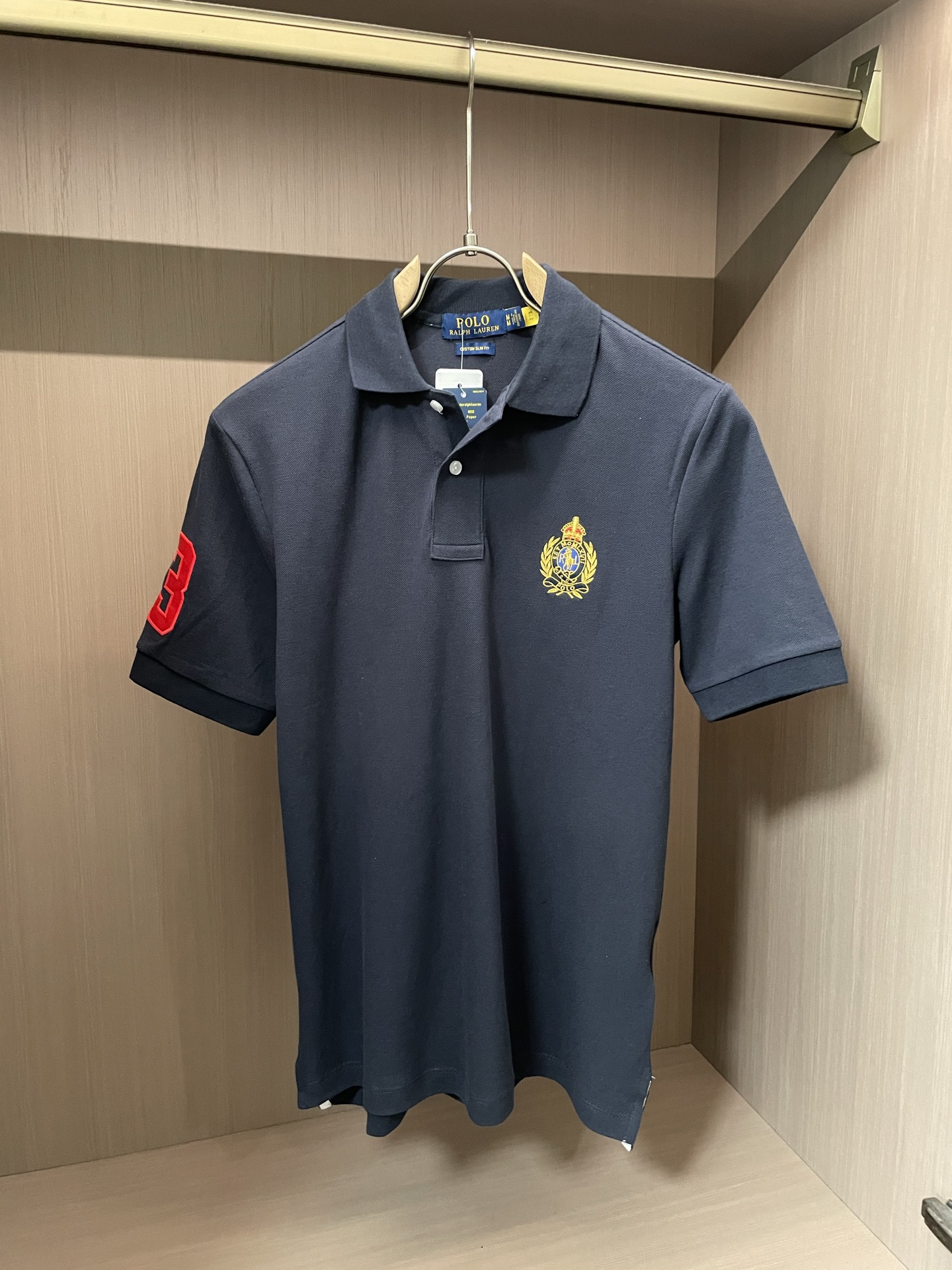 NO:421804,Size s-xxl Dig up treasure!  Ralph Lauren embroidered 'American old money' on both sides. Think it was an ordinary Polo?  No!  Front badge + back horse racing embroidery, directly pull the 'old money scheming' - both front and back have a play, and the monotonous style in the wardrobe is collectively unemployed!  'Double-sided embroidery' hidden old money password, the front badge + number 3 sense of ceremony, the exquisite badge on the chest is like 'Lao Qian Family Badge', the left arm is embroidered with retro semiotics, and the low-key declaration 'I understand the rules of the game inheritance of American style'. The story of horse racing racing on the back Colorful horse racing embroidery directly brings the 'polo field' to the back!  The rider's red and blue, the horse's tan tone, and even the pokes are embroidered clearly, like wearing 'Old Money's Weekend' on your body. The fabric is breathable and wrinkle-resistant and lazy. The draped pure cotton fabric is exposed to the sun and sweat, sitting for a long time without deforming. You can even use bricks outdoors/offices to move bricks. You can wear them directly after throwing the washing machine. The lazy man is ecstatic!  The two-color 'old money atmosphere' hits the critical attack. The white model is as clean as the morning mist. The badge + horse racing embroidery is the 'noble highlight'. It can also become a 'Wall Street intern' in seconds when worn with yellow and black leather. The navy blue model is as calm as a late-night cigar. The red number 3 + color horse racing embroidery creates a 'rebellious old money' feeling. A slightly fat boy shows more aura when wearing it!  4 kinds of 'front and reverse embroidery' bombing matches 1. Light business king bombing white Polo + gray trousers + loafers → half of the badge on the front is exposed, horse racing on the back is looming, and the meeting is praised for 'the clothes hide the Wall Street password'. 2. Street yuppie game Navy blue Polo + jeans shorts + white shoes → The number 3 on the left arm is exposed, horse racing on the back is finished with the finishing touch, street style is mixed with old money and nobleness, and is chased and asked for links!  3. Outdoor relaxation game White Polo + sports shorts + dad shoes → The horse racing embroidery on the back is completely unfolded, and it is like playing wildly in the 'Lao Qian's private racecourse' during exercise, and the rate of turning back is over!  4. Layered Skills Game Navy Blue Polo with white T + Chelsea boots → The neckline and armband are exposed, and the layering is penetrated through the circle of friends. My colleagues think you have secretly worn the show limited!  The Polo with 'old money scheming' hidden both on the front and back, whoever wears it knows - half of it is locked in the badge, half of the story is embroidered in the racing horses, this wave directly welds the 'American old money style' to death in the genes!  Ordinary styles in the wardrobe, it's time to give way 3 #RalphLauren outfits #American old money style #Hidden gameplay of Polo shirts #Summer outfits #Double-sided embroidery kills crazy, loro piana,loafers,boots,shorts,alexander wang19860909尺码s-xxl 挖到宝！Ralph Lauren把「美式老钱」绣在了正反两面 以为是普通Polo？不！正面徽章+背面赛马刺绣 直接把“老钱心机”拉满——正反都有戏,衣柜里的单调款集体失业！ 「双面刺绣」藏着的老钱密码 正面徽章+数字3的仪式感 胸口精致徽章像“老钱家族徽章”,左臂数字3刺绣 藏着复古符号学,低调宣告“我懂美式传承的游戏规则”. 背面赛马竞速的故事感 彩色赛马刺绣直接把“马球赛场”搬上后背！骑手的红蓝色、马匹的棕褐调,连马球杆都绣得根根分明,像把“老钱的周末”穿在身上 面料透气抗皱的懒人福音 垂坠感纯棉面料,暴晒不闷汗、久坐不变形,户外撒野/办公室搬砖都能打,洗衣机甩完直接穿,懒男人狂喜！ 双色「老钱氛围」暴击 白色款干净得像晨间薄雾,徽章+赛马刺绣是“贵气高光”,黄黑皮穿也能秒变“华尔街实习生”. 藏青色款沉稳如深夜雪茄,红色数字3+彩色赛马刺绣撞出“叛逆老钱”感,微胖男生穿更显气场！ 4种「正反刺绣」炸场搭配 1. 轻商务王炸局 白色Polo + 灰西裤 + 乐福鞋 → 正面徽章露一半,背面赛马若隐若现,开会被夸“衣品藏着华尔街密码”. 2. 街头雅痞局 藏青色Polo + 牛仔短裤 + 小白鞋 → 左臂数字3露出,背面赛马刺绣点睛,街头风里掺着老钱贵气,被追着问链接！ 3. 户外松弛局 白色Polo + 运动短裤 + 老爹鞋 → 背面赛马刺绣完全展开,运动时都像在“老钱的私人马场”撒野,回头率爆表！ 4. 叠穿心机局 藏青色Polo 内搭白T + 切尔西靴 → 领口和臂章露出边角,层次感杀穿朋友圈,同事以为你偷穿了秀场限定！ 正反都藏着“老钱心机”的Polo,谁穿谁懂——一半优雅锁在徽章里,一半故事绣在赛马里,这波直接把「美式老钱风」焊死在基因里！衣柜里的普通款,该让位了 3 #RalphLauren穿搭 #美式老钱风 #Polo衫的隐藏玩法 #夏季穿搭 #双面刺绣杀疯了,,loro piana,loafers,boots,shorts,alexander wang,Men's clothing