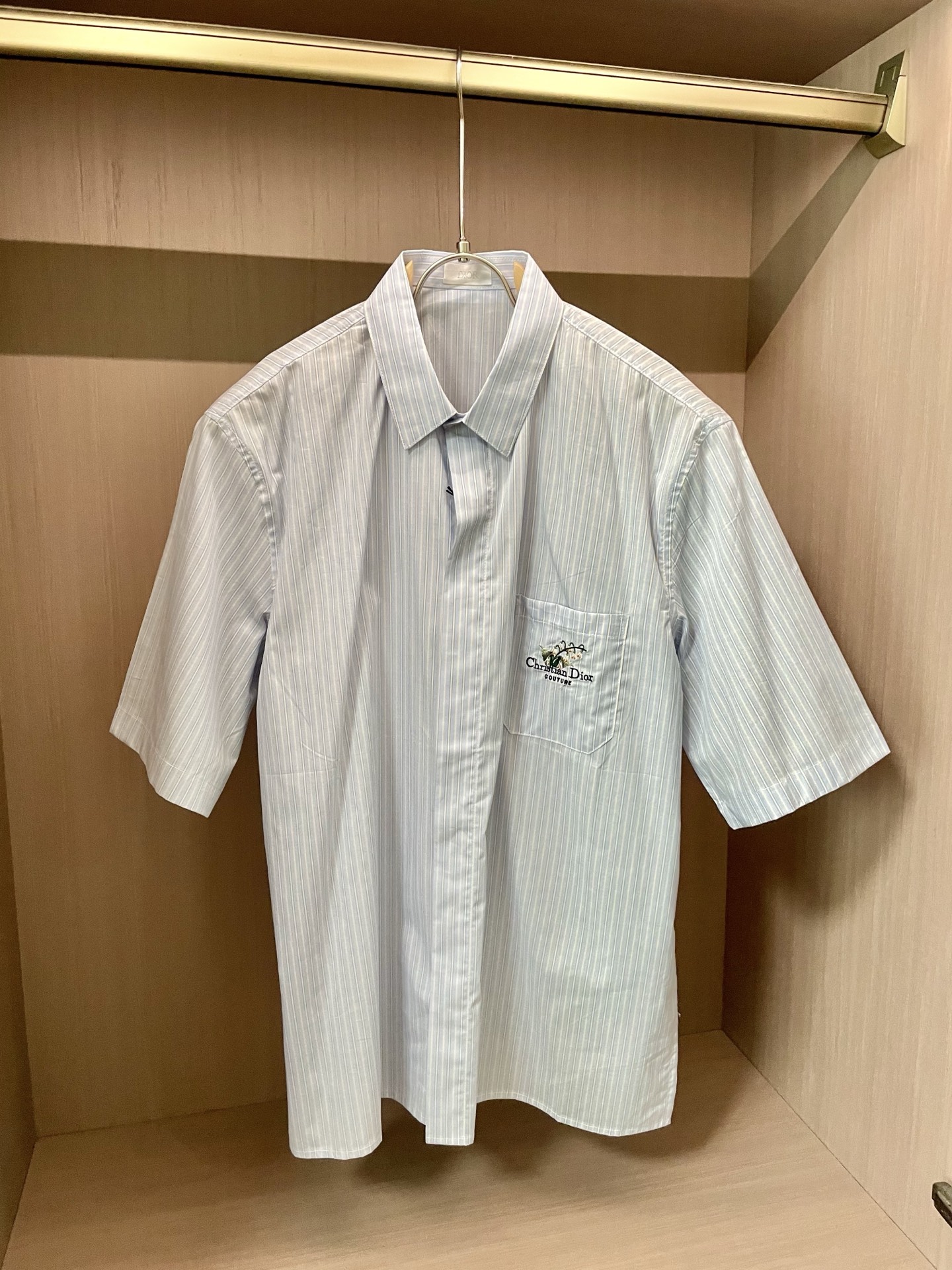 NO:421731,Size S-XL Who knows it!  This striped shirt of DIOR embroidered the 'slack feeling' in your pocket. At first glance, I thought it was an ordinary striped shirt?  Look closer and fall directly - the pocket is hidden in exquisite embroidery, the loose style welds the 'slack feeling' to death, the light blue stripes are like wearing the summer sea breeze on the body, the 'slack scheming' hidden in the stripes. The stripes cooling technique Light blue pinstripes come with a 'cold white skin filter', which is fresher than the wide stripes. Visually, it directly drops 5℃ to summer, and can also become a 'sea salt boy' in seconds when wearing yellow and black skin!  The small embroidery on the pocket of the easter egg kills the pupil (plant/letter design) is like a literary code buried by the designer. Those who understand it get 'low-key and exquisite' at a glance, and any match is like 'inadvertent care'. The style cheater is loose and shoulder-length + a micro-long hem, covering the flesh and making it look casual!  Wearing it alone is a lazy shirt, which can be instantly 'a mature and teenager' when stuffed into the waist of the pants. A slightly fat boy is ecstatic, and a thin man is even more 'empty and relaxed' when wearing it!  4 'slack and explosive' matching formulas 1. Japanese fresh room. Single shirt + white shorts + canvas shoes → light blue stripes + white shorts, like wearing Kamakura sea breeze on your body, pocket embroidery reveals a corner, full of literary and artistic sense (suitable for weekend visits to bookstores/cafes) 2. Korean loose room. Shirt as a jacket + white T + gray sweatpants + dad shoes → wear it casually, and the shirt will have **'private private clothes'** once you put on the shirt, pocket embroidery is looming, loose to unreasonable (lazy men go out and ask for links when they are chased!) 3. American retro room. Shirt with corners of clothes + khaki overalls + Martin boots →  Light blue stripes collide with khaki, pocket embroidery hides retro soul, instantly becomes 'California Street Literary' (Music Festival/Street film king!) 4. Layered scheming machine game with black base in the shirt + black trousers + Chelsea boots → The neckline and pocket embroidery reveal the edges, layering through the circle of friends, colleagues think you have secretly worn the designer style!  (The correct way to open the feeling of relaxation in the workplace) Light blue stripes are the background color, embroidery is the soul, and looseness is the confidence--This shirt directly writes the 'relaxation formula' in the gene, and whoever wears it knows the happiness of 'wonderful match will win a lot'!  Normal striped shirt?  No, it's a slack cheater** 3 # Counterattack of striped shirts # slack dressing #Pocket embroidery kill #Summer shirt recommendation #Boys' dressing scheming,dior,boots,shorts,jackets & coats,shirts,alexander wang19860909尺码S-XL  谁懂！DIOR这件条纹衬衫把「松弛感」绣在了口袋里 第一眼以为是普通条纹衬衫？凑近看直接沦陷——口袋藏着精致刺绣,宽松版型把“松弛感”焊死,浅蓝条纹像把夏日海风穿在身上 藏在条纹里的「松弛心机」 条纹降温术浅蓝细条纹自带“冷白皮滤镜”,比宽条纹更显清新,视觉上直接给夏天降5℃,黄黑皮穿也能秒变“海盐系少年”！ 刺绣彩蛋杀口袋上的小刺绣（植物/字母设计）像设计师埋的文艺暗语,懂的人一眼get“低调精致”,随便一搭都像“不经意的用心” 版型作弊器宽松落肩+微长衣摆,遮肉又显随性！单穿是慵懒衬衫,塞进裤腰秒变“轻熟少年感”,微胖男生狂喜,瘦子穿更有“空荡松弛感”！ 4种「松弛炸场」搭配公式 1. 日系清新局 衬衫单穿 + 白色短裤 + 帆布鞋 → 浅蓝条纹+白短裤,像把镰仓海风穿在身上,口袋刺绣露出一角,文艺感拉满（适合周末逛书店/咖啡馆） 2. 韩系松弛局 衬衫当外套 + 白T + 灰色卫裤 + 老爹鞋 → 内搭随便穿,衬衫一披就有**“爱豆私服感”**,口袋刺绣若隐若现,松弛到不讲道理（懒男人出门直接套,被追着问链接！） 3. 美式复古局 衬衫塞衣角 + 卡其色工装裤 + 马丁靴 → 浅蓝条纹碰撞卡其色,口袋刺绣藏着复古魂,秒变“加州街头文青”（音乐节/街头出片王炸！） 4. 叠穿心机局 衬衫内搭黑色打底 + 黑色西裤 + 切尔西靴 → 领口和口袋刺绣露出边边,层次感杀穿朋友圈,同事以为你偷穿了设计师款！（职场松弛感的正确打开方式） 浅蓝条纹是底色,刺绣是灵魂,宽松是底气——这件衬衫直接把**“松弛感公式”写在基因里,谁穿谁懂“随便一搭就赢很大”的快乐！普通条纹衬衫？不,是松弛感作弊器** 3 #条纹衬衫的逆袭 #松弛感穿搭 #口袋刺绣杀 #夏季衬衫推荐 #男生穿搭心机,,dior,boots,shorts,jackets & coats,shirts,alexander wang,Men's clothing