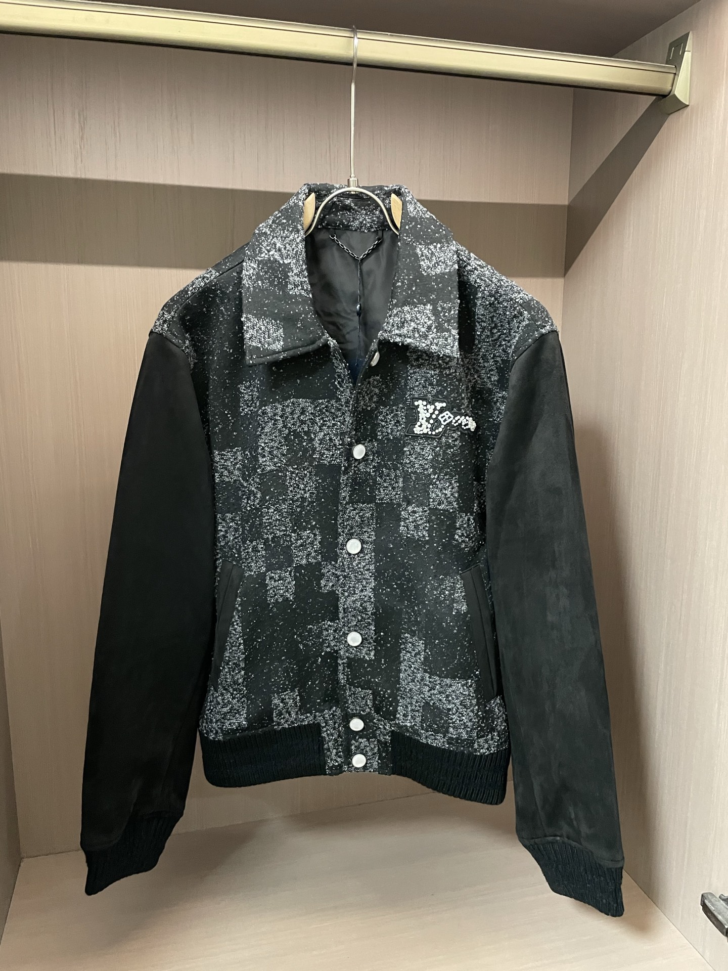 NO:421745,Size 46 48 50 52 LV splicing is crazy!  This coat crushes and reorganizes the 'street nobleness' and who knows it!  Tweed plaid + suede splicing. Direct explosion - the black and white snowflake plaid is like 'the rebellious gene on the street'. The suede sleeves contain 'noble code words'. The lapels stand up and directly fill the chemical reaction of 'street × advanced', and the ordinary jacket in the wardrobe is collectively crying!  The rebellious scheming hidden in the 'split' material is a core explosion. The front is a snowflake tweed (with its own grainy street feel), the sleeves are matte suede (full of high-end feel). The two materials are like 'rebellious and elegant handshake'. They feel the texture of luxury brand, and they look like the soul of a trendy brand. They can make a fortune by wearing one or two clothes. Detailed egg kills. The white buttons are like 'rebellious in order', which echoes crazy with the black and white grid; exquisite embroidery on the chest, and those who understand understand get 'low-key explosion' at a glance, and any match is like 'designer privately hidden style'. The style cheater is short lapel design, which instantly becomes 'nine-head-body proportion'!  Wearing it alone is a cool street cover, wearing a turtleneck sweater inside is directly a god (the layering of suede + sweater can be fried even in cold weather). A slightly fat boy hides his flesh, and a thin man looks more 'empty and relaxed' in his wear!  3 types of 'splicing and bombing' matching formulas 1. Street cool cover: Jacket + black T + ripped jeans + Martin boots → Snowflake plaid pressing field, suede sleeves are ridiculously cool, the wildest 'rebellious noble young man' on the street, was chased and asked 'Where did you dig the treasure style?'  2. Light Business Scheming Bureau Wear a white shirt + gray trousers + loafers → Lapel button, splicing jacket hides rebelliousness, revealing the suede sleeves, hiding 'trendy ambition' during the meeting, colleagues thought you had sneaked out the show limited 3. Layered King Explosion Bureau Wear a long windbreaker + wool scarf → Snowflake plaid as the inner layer, the layering is explosive!  The corners of the clothes are exposed in the cold weather, and even the windbreaker is dyed with 'street nobleness'. Passers-by have put a lot of effort into wearing this outfit, right?  Black and white are the background color, splicing is the soul, and embroidery is the code word - this jacket directly carves 'street nobleness' into the genes!  A piece of clothing that can be rebellious on the street and can support high-end business. Who can wear it and know the joy of 'splicing cheating', ordinary coat?  Nothing 3 #Split jacket enfeoffment #Street noble style #Spring and autumn coat king #Boy trendy outfit #Material collision kills crazy,louis vuitton,loafers,boots,jeans,jackets & coats,sweaters,shirts,chamois leather,alexander wang19860909尺码46 48 50 52  LV拼接杀疯了！这件外套把「街头贵气」捏碎重组 谁懂啊！粗花呢格纹+麂皮拼接 直接炸场——黑白雪花格像“街头的叛逆基因”,麂皮袖子藏着“贵气暗语”,翻领一立,直接把「街头×高级」的化学反应拉满,衣柜里的普通外套集体哭晕！ 藏在「拼接」里的叛逆心机 材质核爆 前襟是雪花格粗花呢（自带街头颗粒感）,袖子是哑光麂皮（高级感拉满）,两种材质像“叛逆与优雅的 handshake”,摸起来是奢牌质感,看起来是潮牌灵魂,一衣两穿赚到飞起 细节彩蛋杀 白色纽扣像“秩序里的叛逆”,和黑白格疯狂呼应； 胸口精致刺绣,懂的人一眼get“低调炸场”,随便一搭都像“设计师私藏款” 版型作弊器 短款翻领设计,秒变“九头身比例”！单穿是街头酷盖,内搭高领毛衣直接封神（麂皮+毛衣的层次感,冷天也能炸）,微胖男生藏肉,瘦子穿更显“空荡松弛感”！ 3种「拼接炸场」搭配公式 1. 街头酷盖局 外套+黑T+破洞牛仔裤+马丁靴 → 雪花格压场,麂皮袖子飒到离谱,街头最野的“叛逆贵公子”,被追着问“哪里挖的宝藏款”！ 2. 轻商务心机局 内搭白衬衫+灰西裤+乐福鞋 → 翻领一扣,拼接外套藏起叛逆,露出麂皮袖边,开会时藏着“潮人野心”,同事以为你偷穿了秀场限定 3. 叠穿王炸局 外搭长款风衣+羊毛围巾 → 雪花格当内搭,层次感爆炸！冷天露出衣角,连风衣都染上“街头贵气”,路人这穿搭费了不少心思吧？ 黑白是底色,拼接是灵魂,刺绣是暗语——这件外套直接把「街头贵气」刻进基因里！一件衣服,穿得出街头叛逆,撑得起商务高级,谁穿谁懂“拼接作弊”的快乐,普通外套？不存在的 3 #拼接外套封神 #街头贵气风 #春秋外套王炸 #男生潮流穿搭 #材质碰撞杀疯了,,louis vuitton,loafers,boots,jeans,jackets & coats,sweaters,shirts,chamois leather,alexander wang,Men's clothing