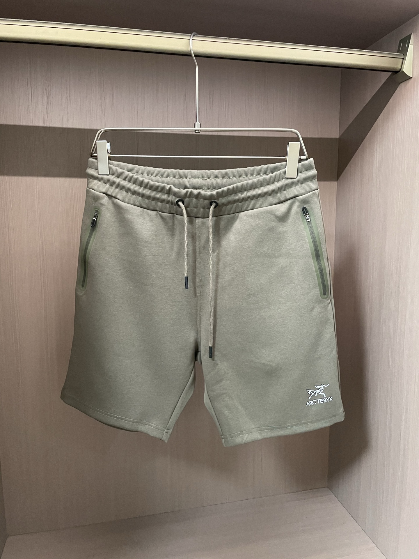 NO:421754,Size m-xxxl Archaeopteryx kills crazy!  These shorts soldered the 'functional × lazy home' to death. Who knows!  As soon as the shorts of Archaeopteryx were hung out, they directly crushed and reorganized the 'functional needs' and 'lazy house loose' - the zippered pocket hides a sense of security, the elastic waist is suitable for all figures, the fabric is so soft that it looks like a 'second layer of skin'. Wear it in summer, and even the gym and convenience store can be seamlessly connected!  The 'functional lazy home password' hidden in the 'details' Zippered pocket = security barrier Double-sided Invisible zippered pocket Directly conferred the gods!  You can plug your mobile phone, headphones, and access card at will, and you don’t have to worry about falling off when running and dancing. You can be ecstatic when you control the function - this is the 'correct way to open the pocket' Elastic waist + drawstring = body cheating device The wide edge elastic strap is not tightened, and you can adjust it by pulling the drawstring, and you can hold it all with a beer belly → abdominal muscle block!  Lazy men are ecstatic and don’t have to worry about sizes. A pair of pants contracts the 'freedom of putting on the table' all summer. Fabric king explodes = outrageously soft. Breathable cotton fabric, exposed to the sun and not sweaty, sitting for a long time without deforming, it feels like a 'cloud legs wrapped around'!  You can play as pajamas at home and outdoors, and the comfort level is directly filled with external space. 'Double Color Critical Strike' two-faced style of functional style, black street cool natal, functional style natal color!  The white T-style 'street bombing' is used, the zipper reflector is hidden in scheming, and the night running comes with a focus light, and the return rate is overwhelming. The khaki outdoor relaxation artifact is low-saturated milk tea color, and it becomes 'outdoor relaxation' in seconds when wearing a sweatshirt!  Zipper Contrast color strips finish the highlights, camping and wearing are chased and asked links, who knows the joy of 'low-key bombing' 4 types of 'lazy house bombing' matching formulas 1. Fitness bombing game Black shorts + sports Bra/tights + sports shoes → Zipper pocket headphones, 'functional wind' is full when running, the coolest cub in the gym 2. Street lazy house khaki shorts + oversize sweatshirt + slippers → Elastic waist hides the lower abdomen, sweatshirt covers the butt, buying ice in convenience stores is like 'trendy people going out of the street' 3. Vacation relaxation game Black shorts + Hawaiian shirt + sandals → Zipper pocket sunglasses, a shirt is put on, and the beach vacation is instantly turned into a 'rebellious island owner', and the beach is a king 4. Layered scheming game Khaki shorts + stockings  + Daddy's shoes → The rolled edges of the trousers reveal the socks, the layering is explosive, and even shorts can be worn to show the 'dressing blogger feel'. Function is the background color, comfort is the soul, and the two colors are the easter eggs - The Archaeopteryx directly carves the 'first need' into the genes!  A pair of pants can wear the coolness of the gym and the laziness of the convenience store. Who can wear it and understand the happiness of 'functional lazy home'? Ordinary shorts?  Nothing #Archaew Bird Shorts Confidence #Property Style Wearing #Summer Shorts Needs #Lazy Housewear Cheating #Trendy Wearing for Boys, Versacearc'teryx, Sandals, Sneakers, Slippers, hoodie, Sweatshirts, shorts, Shirts, Socks, Alexander Wang19860909尺码m-xxxl 始祖鸟杀疯了！这条短裤把「机能×懒宅」焊死了 谁懂啊！始祖鸟这条短裤一挂出来,直接把 「机能刚需」和「懒宅松弛」 捏碎重组—— 拉链口袋藏着安全感,松紧腰适配所有身材,面料软到像“第二层皮肤”,夏天穿它,连 健身房和便利店 都能无缝衔接！ 藏在「细节」里的「机能懒宅密码」 拉链口袋 = 安全感结界 双侧 隐形拉链口袋 直接封神！手机、耳机、门禁卡随手塞,跑步蹦迪都不怕掉,机能控狂喜——这才是「口袋的正确打开方式」 松紧腰 + 抽绳 = 身材作弊器 宽边松紧带不勒腰,抽绳一拉就能调,啤酒肚→腹肌块 都能hold住！懒男人狂喜不用纠结尺码,一条裤子承包整个夏天的“摆烂自由”. 面料王炸 = 软到离谱 透气棉感面料,暴晒不闷汗,久坐不变形,摸起来像 “云朵裹腿” ！居家当睡裤、户外撒野都能打,舒适度直接拉满到外太空 「双色暴击」机能风的两面派 黑色款街头酷盖本命 机能风本命色！搭白T直接“街头炸场”,拉链 反光条暗藏心机 ,夜跑都自带追焦灯,回头率爆表 卡其色款户外松弛神器 低饱和奶茶色,搭卫衣秒变“户外松弛感”！拉链 撞色条点睛 ,露营穿被追着问链接,谁懂“低调炸场”的快乐 4种「懒宅炸场」搭配公式 1. 健身炸场局 黑色短裤 + 运动Bra/紧身衣 + 运动鞋 → 拉链口袋装耳机,跑步时“机能风”拉满,健身房最飒的崽 2. 街头懒宅局 卡其色短裤 + oversize卫衣 + 拖鞋 → 松紧腰藏起小腹,卫衣盖过屁股,便利店买冰美式都像“潮人出街” 3. 度假松弛局 黑色短裤 + 夏威夷衬衫 + 凉鞋 → 拉链口袋装墨镜,衬衫一披,海边度假秒变“叛逆岛主”,沙滩出片王炸 4. 叠穿心机局 卡其色短裤 + 长袜 + 老爹鞋 → 裤脚卷边露出袜子,层次感爆炸,连短裤都能穿出“穿搭博主感” 机能是底色,舒适是灵魂,双色是彩蛋—— 始祖鸟这波直接把 「短裤刚需」 刻进基因里！ 一条裤子,穿得出健身房的飒,撑得起便利店的懒,谁穿谁懂“机能懒宅”的快乐,普通短裤？不存在的 #始祖鸟短裤封神 #机能风穿搭 #夏季短裤刚需 #懒宅穿搭作弊 #男生潮流穿搭,,versacearc'teryx,sandals,sneakers,slippers,hoodie,sweatshirts,shorts,shirts,socks,alexander wang,Men's clothing