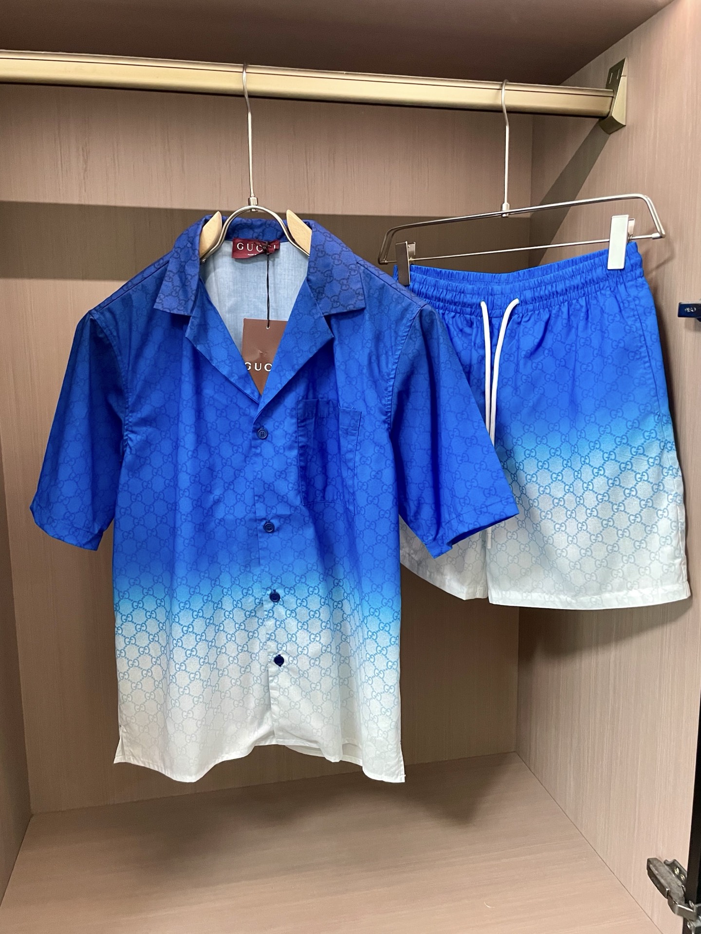 NO:421762,Size s-xl Gucci Gradient Blue Set｜Whip the 'Mediterranean Waves' into a walking artwork Who understands it!  Once Gucci's gradient blue suit was hung out, he directly crushed and reorganized the 'Mediterranean waves' and 'GG presbyterian flowers' - the blue and white gradient is like wearing the entire ocean, and the presbyterian flowers hidden the password of the luxury brand. Wear it in summer, and even the seaside vacation and street bombing can be seamlessly connected!  The luxury brand scheming hidden in the 'gradient' The transition from deep sea blue to sea salt white is like the dynamic feeling of 'waves rushing onto the beach'. From a distance, it is an artistic painting, and from a close distance, it is shocking to 'GG presbyopia dance in the gradient', low-key, outrageous, and suffocating. Fabric king explodes the game. Breathable cotton and linen fabric, exposed to the sun and sweat, and the sea breeze blows directly 'cools by 5℃'!  Wear it on vacation, even the sea breeze is dyed with Gucci's fragrance, comfort and style double kill, complete set of cheating devices, shirts + shorts locked directly!  Lazy men are ecstatic and don’t have to worry about matching. One set is full of 'noble and relaxed feeling'. The king of films is produced by the sea. You can also be possessed by the music festival. 3 types of 'gradual explosion' matching formulas: 1. Mediterranean Resort. The whole set is worn + straw slippers + sunglasses → gradient blue + straw weaving, like moving the Mediterranean into the wardrobe. Walking by the sea is chased and asked 'Is it a show limited' 2. Street rebellious situation. Single shirt wear + white jeans + dad shoes → gradient blue collide with white jeans, old flower dark patterns hide the soul of luxury brand, the most cool 'rebellious artist' on the street, the turnover rate is over 3. Mixed and matched game. White T-shirts + black trousers + loafers → The collar reveals the gradient edge, and the sense of layering is explosive!  Workplace wear is hidden with 'artistic ambition'. Colleagues think you have stolen the designer's private collection style. The scene kills it to conquer 3 universes. Wear wildly on the beach. The waves are gradually changing and real waves are in the same frequency. The film is directly a god; the shirts of the music festival are paired with denim, and the dark patterns of the old flower hide rebellion, and dancing is like an 'artistic behavior'; the white T-stalker walks inside the city, and the gradient is exposed, and even shopping has a 'artistic atmosphere'. Blue is the waves, the presbyopia is the soul of the luxury brand, and the gradient is the artistic ambition - Gucci directly carves 'vacation nobility' into the genes!  A set of clothes can be worn to the slackness of the sea and to support the rebelliousness of the streets. Who can wear them knows the joy of 'gradual cheating', ordinary suit?  Nothing 3 #Gucci gradient suit #Vacation dressing god #Street nobility #Summer bombing suit #Trendy boy outfits, Gucci,loafers,slippers,espadrilles,shorts,jeans,shirts,alexander wang19860909尺码s-xl  Gucci渐变蓝套装｜把「地中海海浪」穿成行走的艺术品 谁懂啊！Gucci这套渐变蓝套装一挂出来,直接把 「地中海海浪」和「GG老花」 揉碎重组—— 蓝白渐变像把整片海洋穿身上,老花暗纹藏着奢牌密码,夏天穿它,连 海边度假和街头炸场 都能无缝衔接！ 藏在「渐变」里的奢牌心机 海浪渐变杀 从深海蓝到海盐白的过渡,像“海浪冲上沙滩”的动态感 远看是艺术画,近看惊觉 “GG老花在渐变里蹦迪” ,低调到离谱,贵气到窒息 面料王炸局 透气棉麻感面料,暴晒不闷汗,海风一吹直接 “降温5℃” ！ 度假穿它,连海风都染上Gucci的香调,舒适度和格调双杀 成套作弊器 衬衫+短裤直接锁死！懒男人狂喜不用纠结搭配,一套穿上直接 “贵气松弛感”拉满 ,海边出片王炸,音乐节穿也能“叛逆贵公子”附体 3种「渐变炸场」搭配公式 1. 地中海度假局 整套穿 + 草编拖鞋 + 墨镜 → 渐变蓝+草编,像把“地中海搬进衣柜”,海边散步被追着问“是不是秀场限定” 2. 街头叛逆局 衬衫单穿 + 白色牛仔裤 + 老爹鞋 → 渐变蓝碰撞白牛仔,老花暗纹藏起奢牌魂,街头最飒的“叛逆艺术家”,回头率爆表 3. 混搭心机局 衬衫内搭白T + 黑色西裤 + 乐福鞋 → 领口露出渐变边,层次感爆炸！职场穿藏着“艺术野心”,同事以为你偷穿了设计师私藏款 场景杀穿它征服3个宇宙 海边撒野整套穿,海浪渐变和真·海浪同频,出片直接封神； 音乐节炸场衬衫配牛仔,老花暗纹藏着叛逆,蹦迪都像“艺术行为”； 城市漫步内搭白T,渐变边露出,连逛街都有“艺术氛围感”. 蓝是海浪,老花是奢牌魂,渐变是艺术野心—— Gucci这波直接把 「度假贵气」 刻进基因里！ 一套衣服,穿得出海边松弛,撑得起街头叛逆,谁穿谁懂“渐变作弊”的快乐,普通套装？不存在的 3 #Gucci渐变套装 #度假穿搭封神 #街头贵气风 #夏季炸场套装 #男生潮流穿搭,,gucci,loafers,slippers,espadrilles,shorts,jeans,shirts,alexander wang,Men's clothing