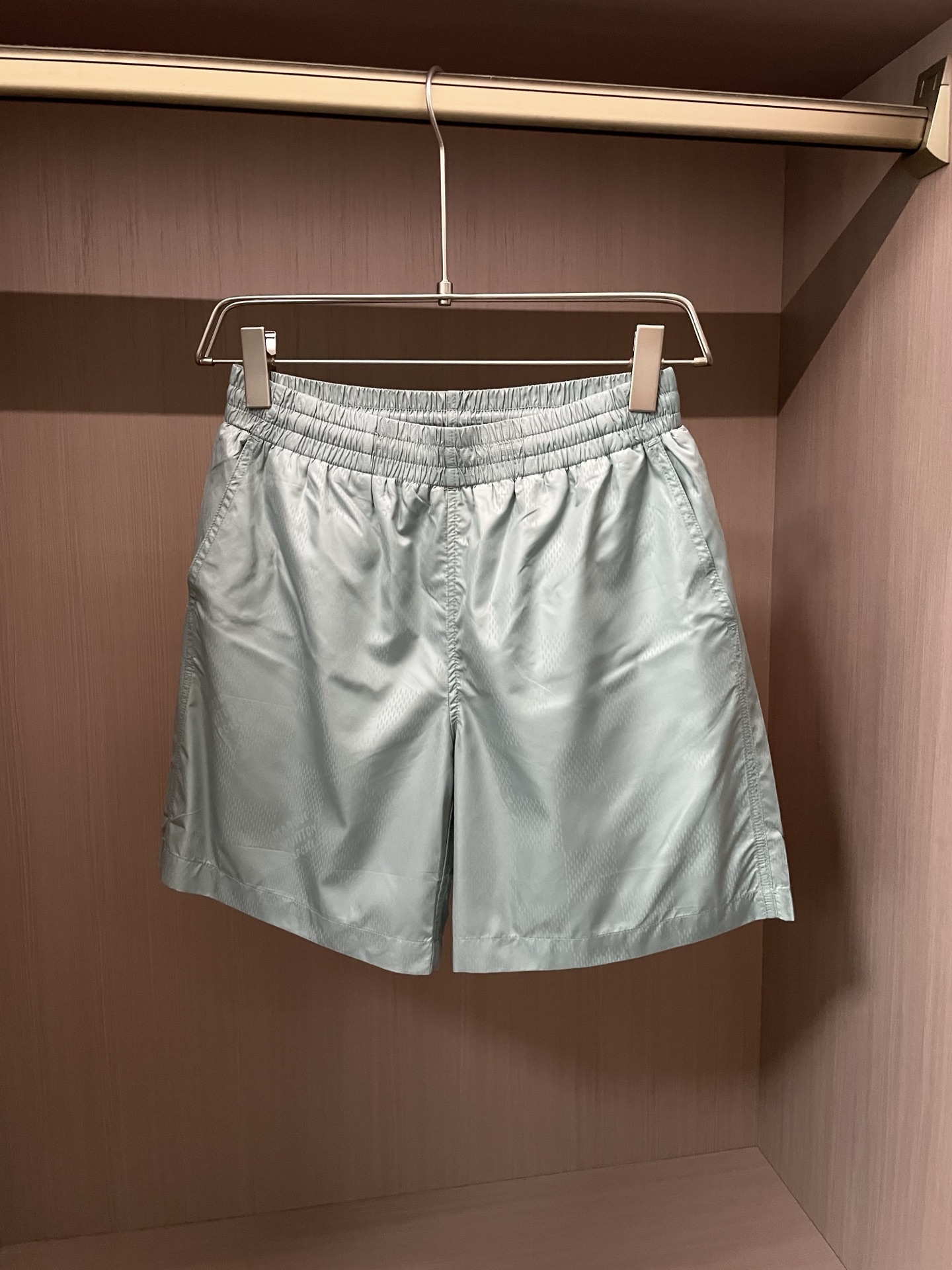 NO:421772,Size s-xl LV is crazy!  These shorts wear the 'noble night' into a walking reflector. Who knows!  As soon as the LV shorts were hung out, they directly crushed and reorganized the 'luxury brand dark patterns' and 'reflective functions' - the glossy fabric flows like 'dark night metal', and the dark patterns hide the LV password. The elastic waist is suitable for all figures. Wear it in summer, and even the gym and nightclub can be seamlessly connected. Ordinary shorts are rolled up to unemployment!  The luxury brand scheming hidden in the 'reflective dark patterns' is glossy dark patterns. Dark gray/light gray glossy fabric. From a distance, it is a 'textured black warrior' and close up. 'LV dark patterns are dancing in the reflection'!  It is so low-key that it is ridiculous (not eye-catching when worn every day), so noble that it is suffocating (all LV DNA is seen close). When walking on the street, people who understand can get the identity of 'luxury brand player' at a glance. Elastic waist cheating device, wide-edge elastic band + drawstring design, beer belly → abdominal muscle blocks, all of which can be perfectly adapted!  Lazy men are ecstatic and don’t have to worry about size. A pair of pants contracts the 'freedom of putting on the table' all summer. Just put it on and leave, and the comfort is full. The fabric king explodes the game. Breathable and quick-drying fabric, not sweating when exposed to the sun, and you don’t have to worry about stickiness when you go to the nightclub!  It feels like 'liquid metal legs wrapping'. When you exercise, sweat drys instantly. Even sweat is dyed with LV fragrance. Function and style are double-killed. 3 'reflective explosion' matching formulas 1. Nightclub Fengshen Bureau Dark gray shorts + waist-exposed tights + dad shoes → glossy fabric reflects, dark patterns and presbyopia pressing, the coolest 'LV master' in the nightclub, was chased and asked 'Is it limited to the show' 2. Fitness and Heart Machinery Bureau Light gray shorts + Sports Bra/Tights + Sports shoes → Quick-dry fabric hides sweat, elastic waist and not tight, 'reflective dark patterns' come with a catch-up light when running, the wildest cub in the gym 3. Street relaxation bureau Dark gray shorts + oversize sweatshirt + slippers →  The luster is exposed, the sweatshirt covers the butt, the American styles in convenience stores are like 'trendy people going out of the street', dark patterns hide the soul of luxury brand. The scene kills it through it to conquer 3 universes. The dark gray style of nightclub sprinkles, gloss reflective + dark patterns, and disco is like 'walking reflective plate', and the lights are blown up directly; the lights are light gray style of fitness explosion, quick drying + elastic waist, dark patterns flash with the action when running, and the focus effect is on; the dark gray style of city walks, and the hoodie reveals the luster side, and even shopping has the 'dark night nobleness', which is low-key and eye-catching. Gloss is the background color, dark patterns are the soul of luxury brand, and elasticity is free to put on - LV this wave directly carves the 'first need' into the genes!  A pair of pants can be worn like a nightclub and can support the fitness wildly. Who can wear it and know the joy of 'reflective cheating'? Ordinary shorts?  Nothing 3 #LV ​​shorts concealed god #Narrow night noble outfit #Summer shorts urgent need #Property style outfit #Boys trendy outfit, louis vuitton,versace,sneakers,slippers,hoodie,sweatshirts,shorts,alexander wang19860909尺码s-xl LV杀疯了！这条短裤把「暗夜贵气」穿成行走的反光板 谁懂啊！LV这条短裤一挂出来,直接把 「奢牌暗纹」和「反光机能」 捏碎重组—— 光泽面料像“暗夜金属”流动,暗纹老花藏着LV的密码,松紧腰适配所有身材,夏天穿它,连 健身房和夜店 都能无缝衔接,普通短裤直接被卷到失业！ 藏在「反光暗纹」里的奢牌心机 光泽暗纹杀 深灰/浅灰光泽面料,远看是“质感黑武士”,近看惊觉 “LV暗纹在反光里蹦迪” ！ 低调到离谱（日常穿不扎眼）,贵气到窒息（近看全是LV DNA）,走在街上,懂的人一眼get“奢牌玩家”身份 松紧腰作弊器 宽边松紧带+抽绳设计,啤酒肚→腹肌块 都能完美适配！ 懒男人狂喜不用纠结尺码,一条裤子承包整个夏天的“摆烂自由”,套上就走,舒适度拉满 面料王炸局 透气速干面料,暴晒不闷汗,夜店蹦迪都不怕黏腻！ 摸起来像 “液态金属裹腿” ,健身时汗水秒干,连汗水都染上LV的香调,机能与格调双杀 3种「反光炸场」搭配公式 1. 夜店封神局 深灰短裤 + 露腰紧身上衣 + 老爹鞋 → 光泽面料反光,暗纹老花压场,夜店最飒的“LV少爷”,被追着问“是不是秀场限定” 2. 健身心机局 浅灰短裤 + 运动Bra/紧身衣 + 运动鞋 → 速干面料藏汗,松紧腰不勒腹,跑步时“反光暗纹”自带追焦灯,健身房最野的崽 3. 街头松弛局 深灰短裤 + oversize卫衣 + 拖鞋 → 光泽边露出,卫衣盖过屁股,便利店买冰美式都像“潮人出街”,暗纹老花藏着奢牌魂 场景杀穿它征服3个宇宙 夜店撒野深灰款,光泽反光+暗纹,蹦迪像“行走的反光板”,灯光一打直接炸场； 健身炸场浅灰款,速干+松紧腰,跑步时暗纹随动作闪烁,自带追焦效果； 城市漫步深灰款,搭卫衣露出光泽边,连逛街都有“暗夜贵气”,低调又吸睛. 光泽是底色,暗纹是奢牌魂,松紧是摆烂自由—— LV这波直接把 「短裤刚需」 刻进基因里！ 一条裤子,穿得出夜店的飒,撑得起健身的野,谁穿谁懂“反光作弊”的快乐,普通短裤？不存在的 3 #LV短裤封神 #暗夜贵气穿搭 #夏季短裤刚需 #机能风穿搭 #男生潮流穿搭,,louis vuitton,versace,sneakers,slippers,hoodie,sweatshirts,shorts,alexander wang,Men's clothing
