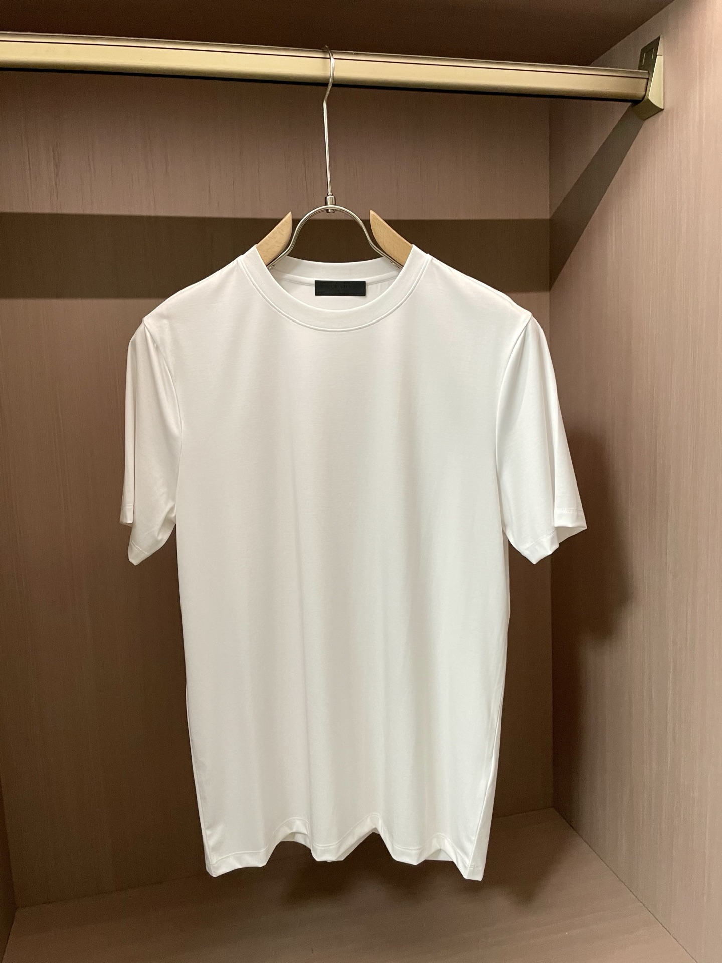 NO:421790,2025 Spring and Summer Classic logo T-shirt Prada 100 silk soft cotton men's ceiling Exclusive fixed weaving and dyeing, silk soft cotton antibacterial king fried fabric; uses Xinjiang's top long wool cotton, 100 high yarn yarn, imported Italian loom, high needle and high density textile, and then mercerized after merceration, silky anti-wrinkle, high elastic and non-scaling, and the feel, texture and comfort exceed 3 times that of mercerized cotton; Classic logo, simple, versatile and practical, suitable for a wide crowd, a large age span, and business and leisure are OK; Size M-XXXL,, prada,tees, t-shirt, alexander wang198609092025春夏经典logoT恤衫 Prada 100支丝柔棉男人的天花板 独家定织定染,丝柔棉抑菌王炸面料；采用新疆顶级长绒棉,100支高纱支纱线,意大利进口织布机,高针高密纺织,再经过丝光工艺后整,丝滑抗皱,高弹免烫,手感、质感、舒适度超越丝光棉的3倍； 经典logo,简简单单,百搭实穿,适合人群广年龄跨度大,商务休闲都OK； 尺码M-XXXL,,prada,tees，t-shirt,alexander wang,Men's clothing