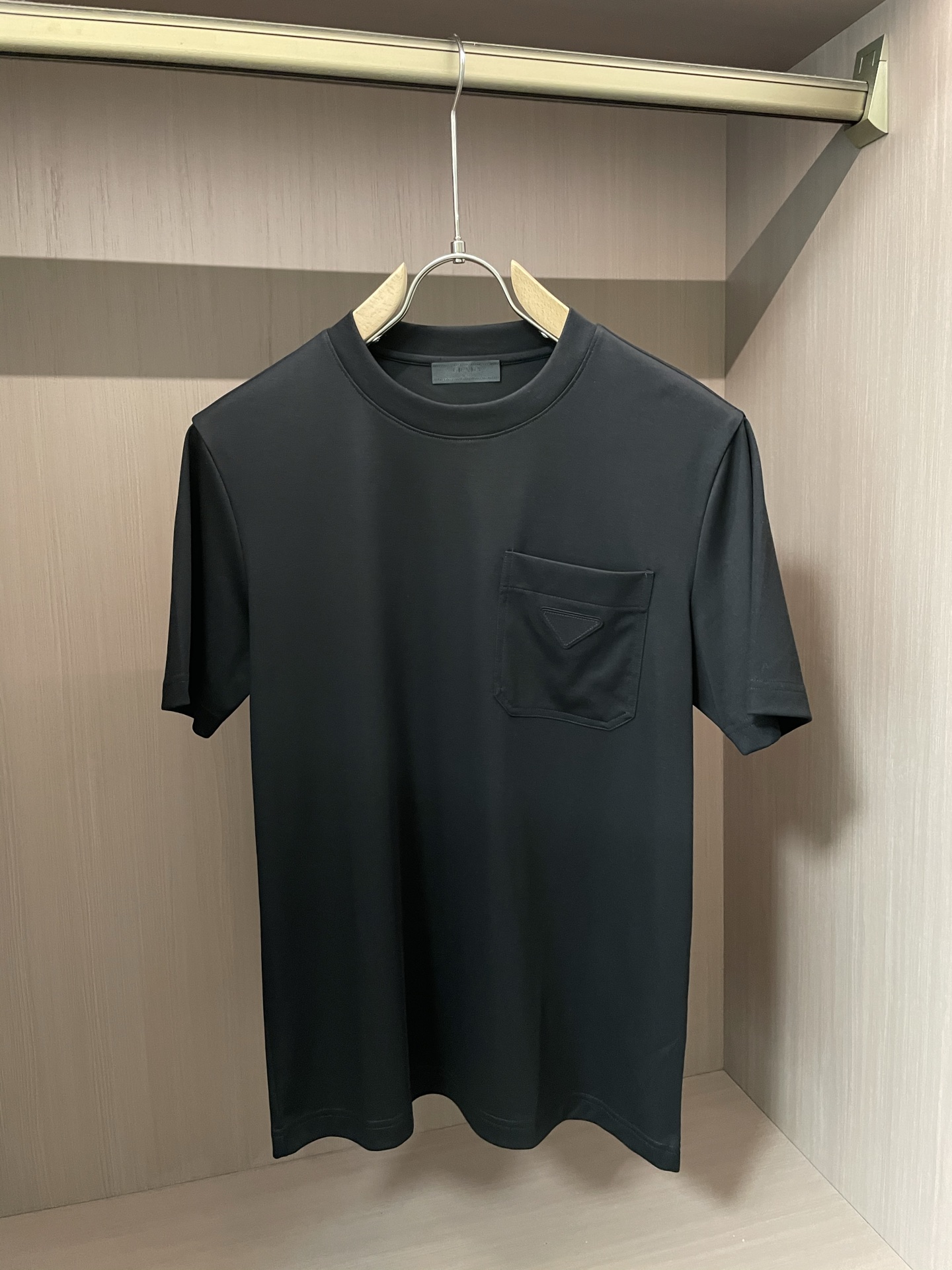 NO:421798,2025 Spring and Summer Classic logo T-shirt Prad 100 silk soft cotton men's ceiling Exclusive fixed weaving and dyeing, silk soft cotton antibacterial king fried fabric; uses Xinjiang's top long wool cotton, 100 high yarn yarn, imported Italian loom, high needle and high density textile, and then mercerized after merceration, silky anti-wrinkle, high elastic and non-scaling, and the feel, texture and comfort exceed 3 times that of mercerated cotton; Classic logo, simple, versatile and practical, suitable for a wide crowd, a large age span, and business and leisure are OK; Size M-XXXL,, prada,tees, t-shirt, alexander wang198609092025春夏经典logoT恤衫 Prad 100支丝柔棉男人的天花板 独家定织定染,丝柔棉抑菌王炸面料；采用新疆顶级长绒棉,100支高纱支纱线,意大利进口织布机,高针高密纺织,再经过丝光工艺后整,丝滑抗皱,高弹免烫,手感、质感、舒适度超越丝光棉的3倍； 经典logo,简简单单,百搭实穿,适合人群广年龄跨度大,商务休闲都OK； 尺码M-XXXL,,prada,tees，t-shirt,alexander wang,Men's clothing