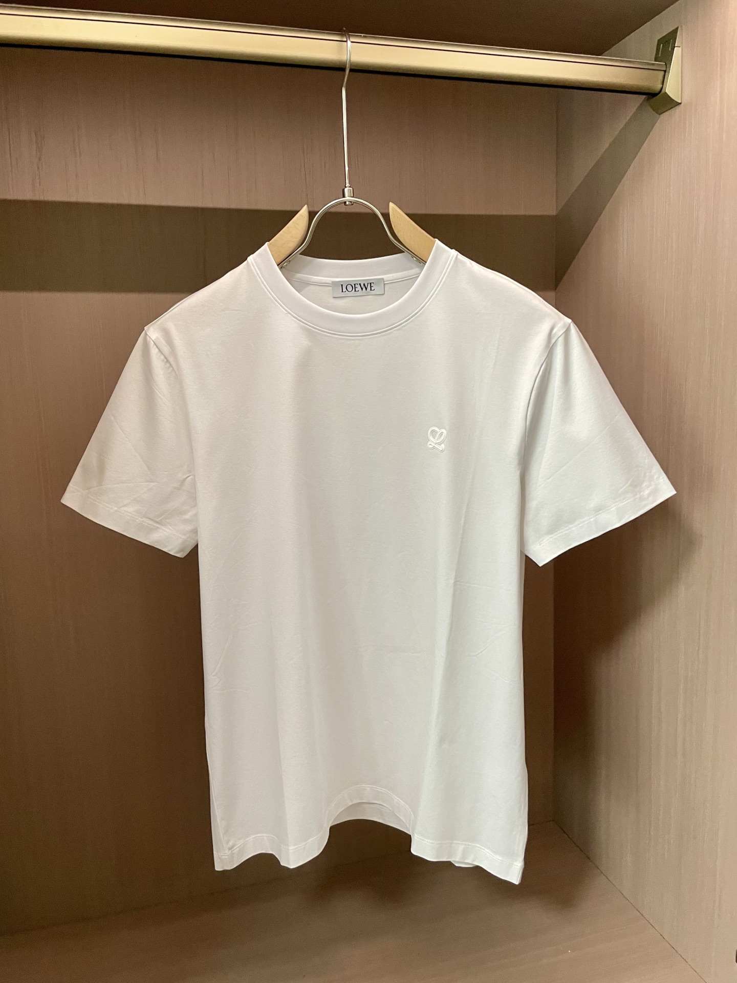 NO:421806,2025 Spring and Summer Classic logo T-shirt Loewe 100 silk soft cotton men's ceiling Exclusive fixed weaving and dyeing, silk soft cotton antibacterial king fried fabric; uses Xinjiang's top long wool cotton, 100 high yarn yarn, imported Italian loom, high needle and high density textile, and then mercerized after mercerizing, silky anti-wrinkle, high elastic and non-scaling, and the feel, texture and comfort exceed 3 times that of mercerized cotton; Classic logo, simple, versatile and practical, suitable for a wide crowd, a large age span, and business and leisure are OK; Size M-XXXL,,loewe,tees, t-shirt, alexander wang198609092025春夏经典logoT恤衫 Loewe 100支丝柔棉男人的天花板 独家定织定染,丝柔棉抑菌王炸面料；采用新疆顶级长绒棉,100支高纱支纱线,意大利进口织布机,高针高密纺织,再经过丝光工艺后整,丝滑抗皱,高弹免烫,手感、质感、舒适度超越丝光棉的3倍； 经典logo,简简单单,百搭实穿,适合人群广年龄跨度大,商务休闲都OK； 尺码M-XXXL,,loewe,tees，t-shirt,alexander wang,Men's clothing