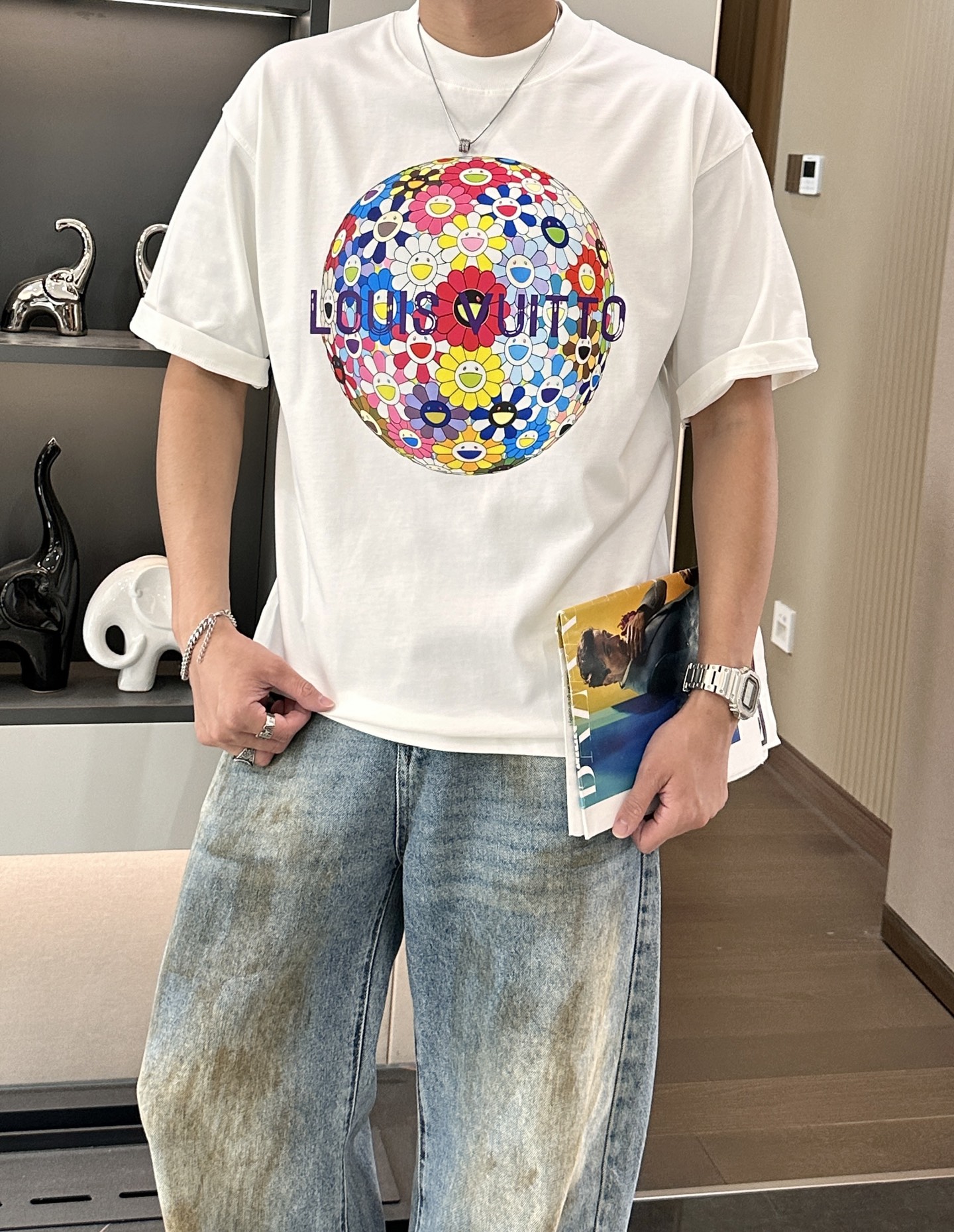 NO:421730,Size s-xxxl (two sizes larger) LV Murakami Takashi joint T-shirts are a must-have for fashionable people. The joint T-shirts of LV and Murakami Takashi are amazing. The classic white T-shirts are made of colored sunflowers and the artistic sense is full of 'LOUIS VUITTON'. The words 'LOUIS VUITTON' are integrated, and the recognition is directly full. The return rate is 200 when worn out. Whether it is just a cool look or a layered look, it is very amazing!  The fashionable wardrobe must have a place~ #LV #Murakami Takashi joint #fashioned outfit #trend T-shirt, louis vuitton,louis vuitton,tees,t-shirt,alexander wang19860909尺码s-xxxl(偏大两个码）  LV村上隆联名T恤 时髦精必入 LV和村上隆的联名T恤也太绝了 经典白T打底,彩色太阳花组成的图案超吸睛,艺术感拉满 “LOUIS VUITTON” 字样融入,辨识度直接拉满,穿出去回头率200 不管是单穿耍酷,还是叠穿搞层次,都很绝！时髦精衣柜里必须有它一席之地～ #LV #村上隆联名 #时尚穿搭 #潮流T恤,,louis vuitton,louis vuitton,tees，t-shirt,alexander wang,Men's clothing